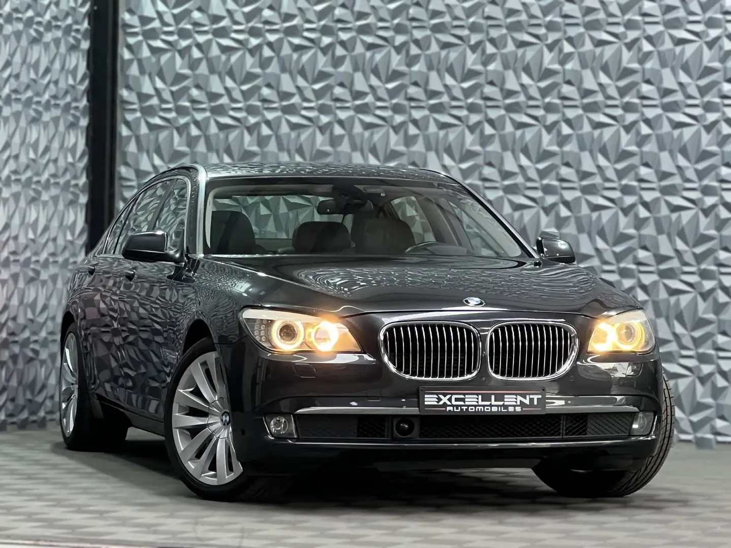 BMW 750 Li*Long*X DRiVE*FULL OPTION*DVD*TOIT*BI-XENON*GPS Grijs - 2