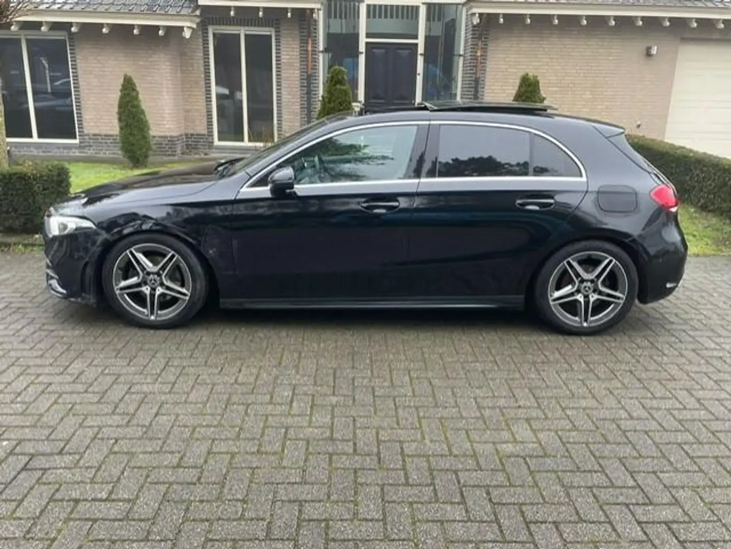 Mercedes-Benz A 180 d AMG LINE PANORAMADAK NAVI LED Schwarz - 2