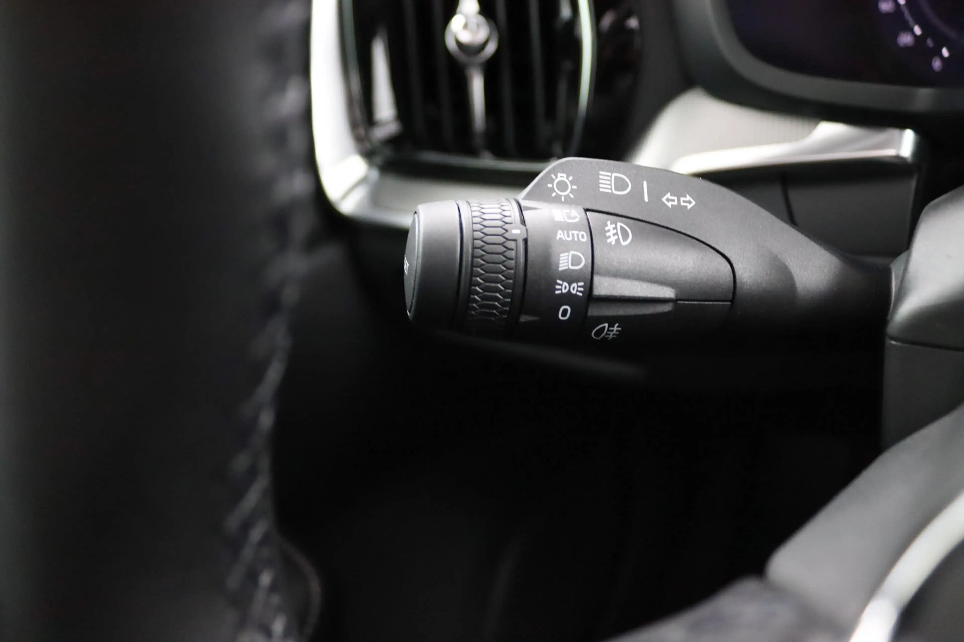 Volvo V60 T8 Plug-in hybrid AWD Plus Dark | Soh 100% | Trekh — photo 38