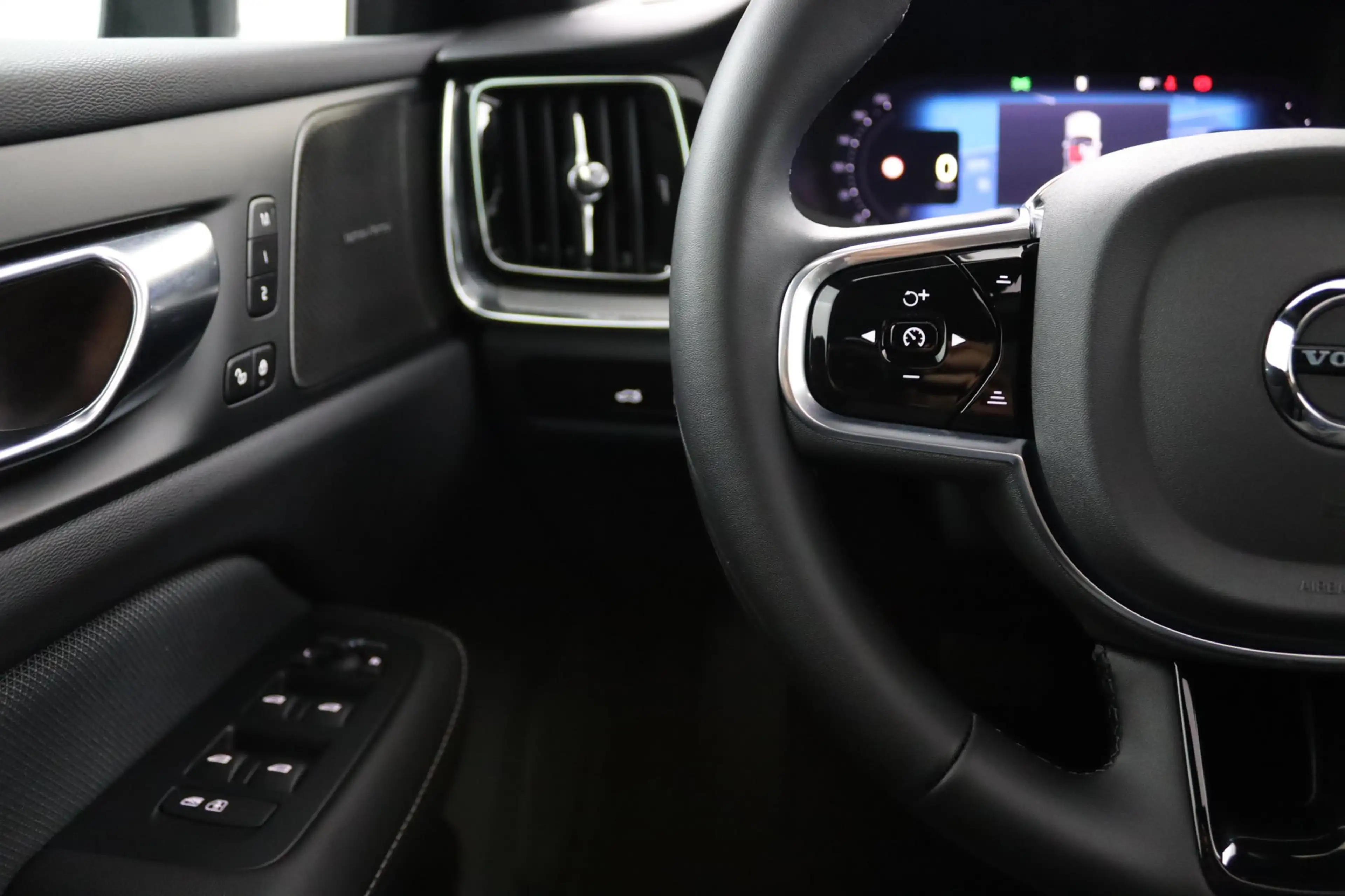 Volvo V60 T8 Plug-in hybrid AWD Plus Dark | Soh 100% | Trekh — photo 18