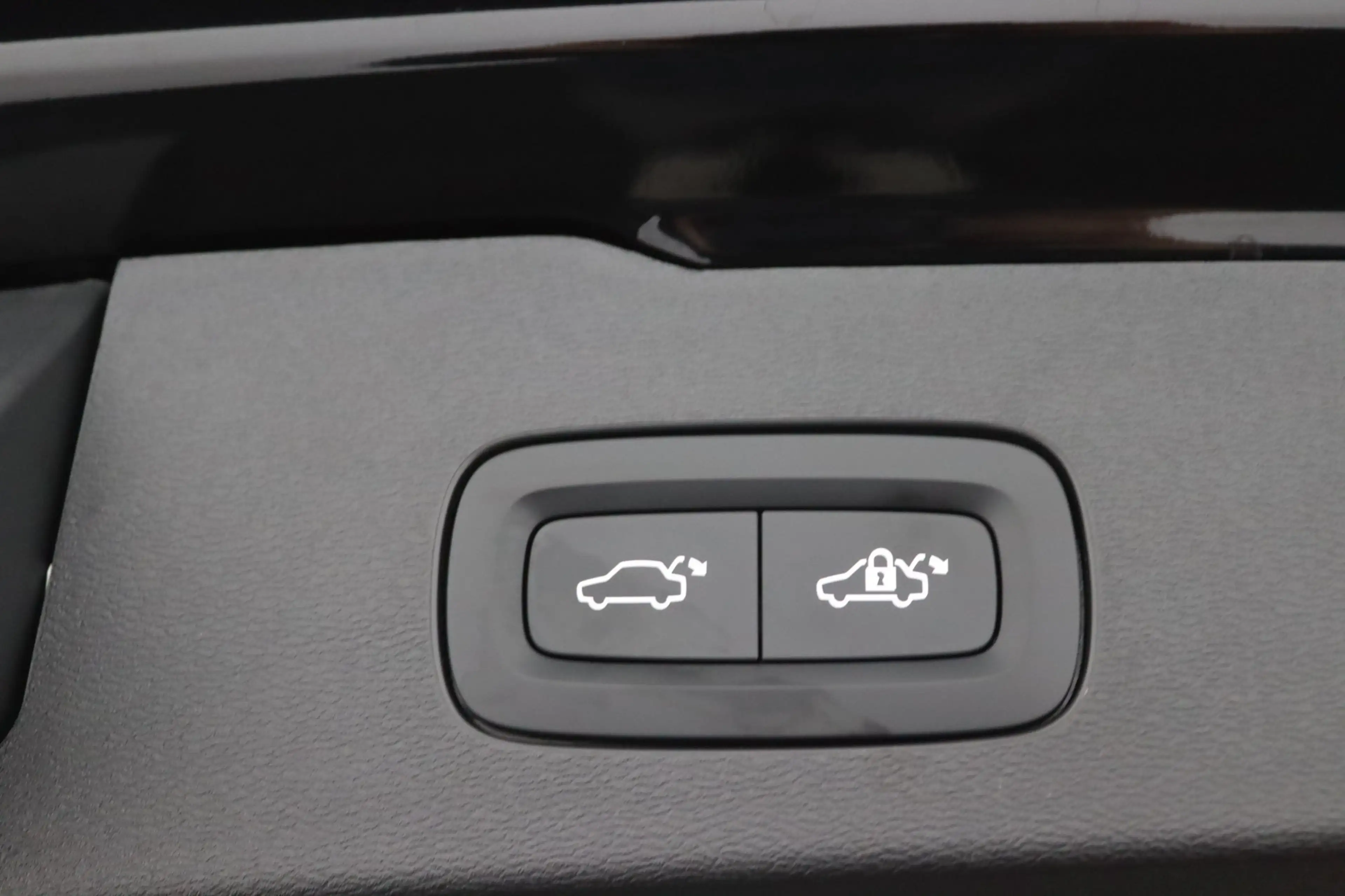 Volvo V60 T8 Plug-in hybrid AWD Plus Dark | Soh 100% | Trekh — photo 14