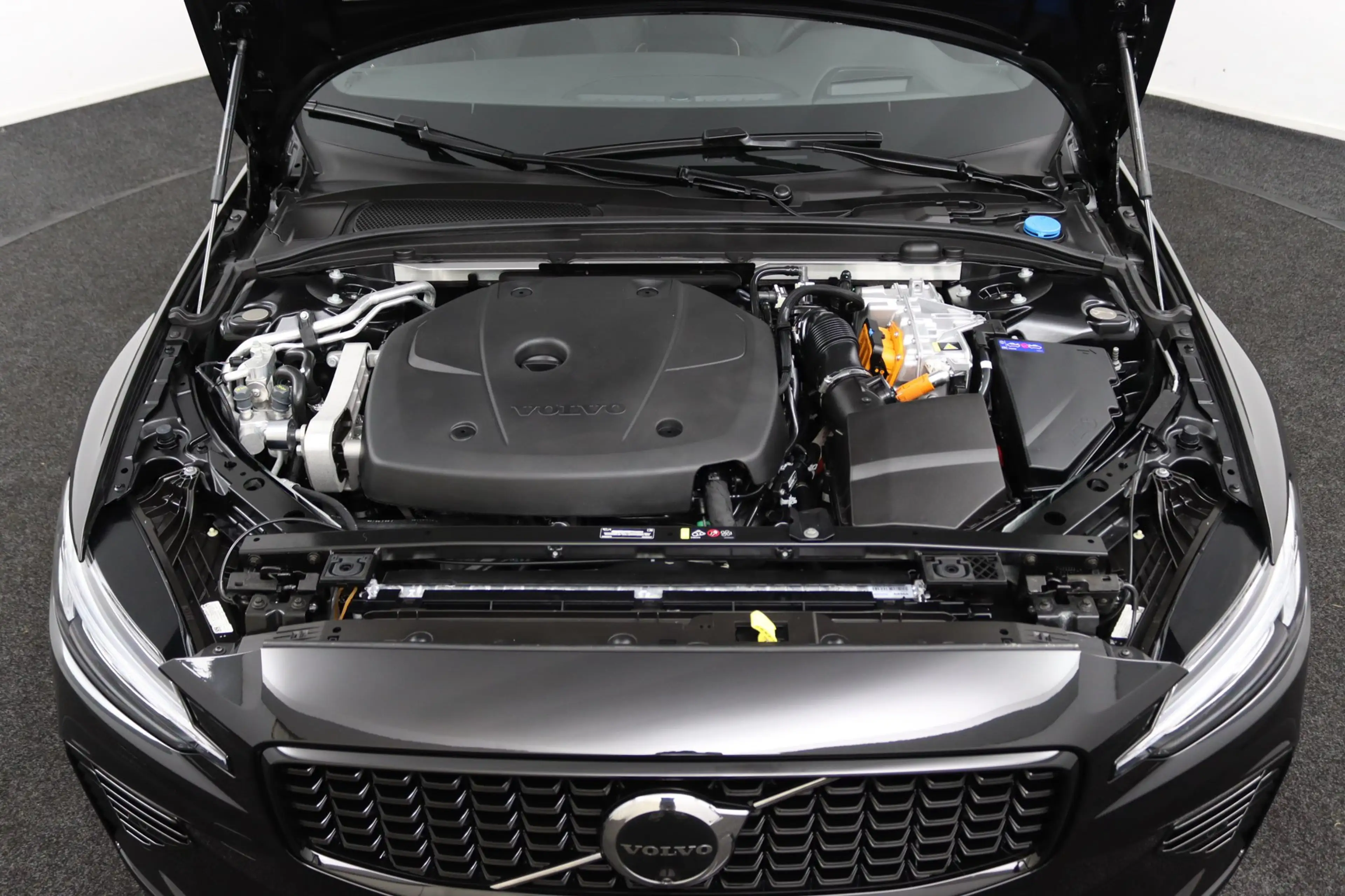 Volvo V60 T8 Plug-in hybrid AWD Plus Dark | Soh 100% | Trekh — photo 25
