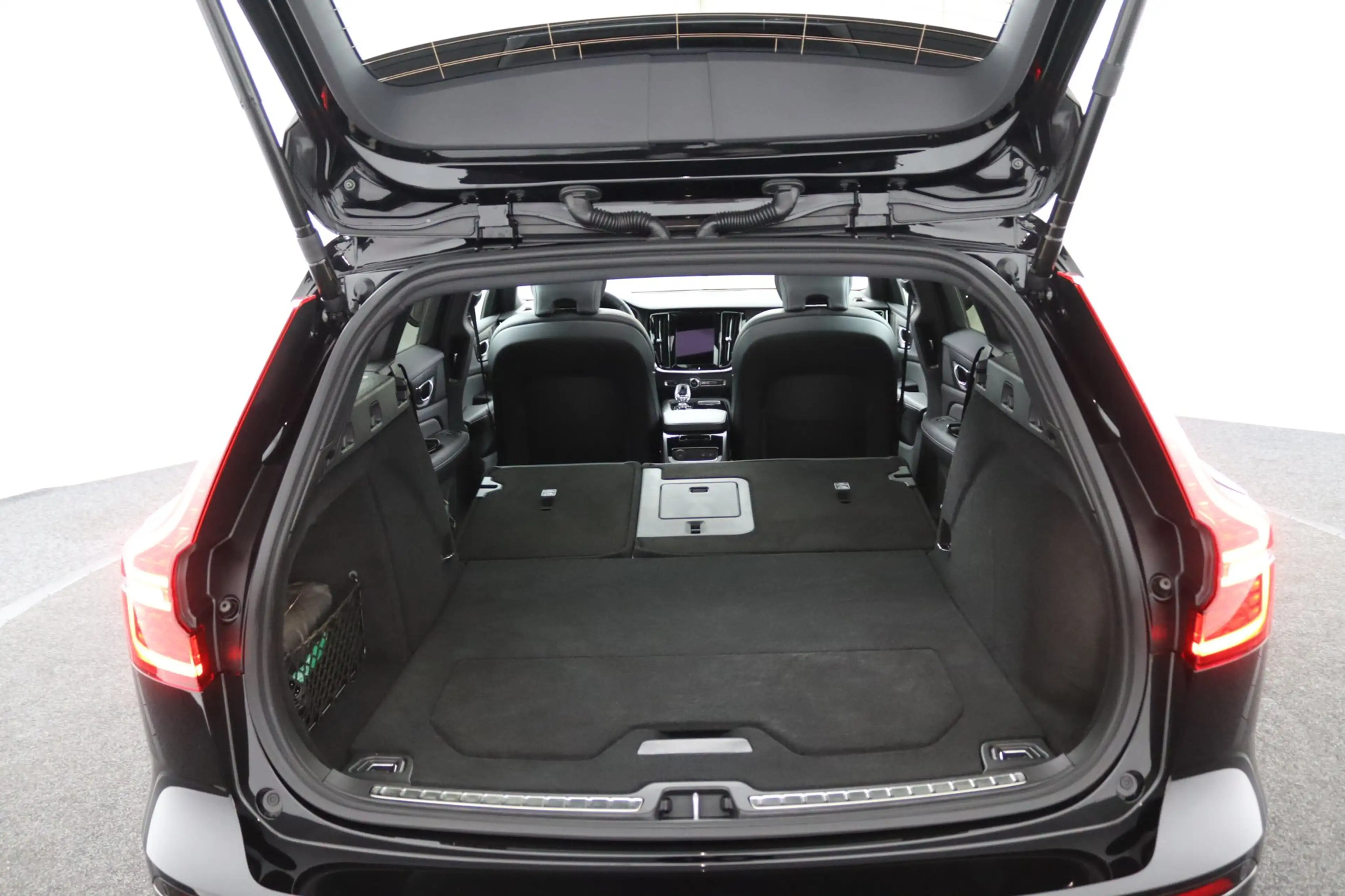 Volvo V60 T8 Plug-in hybrid AWD Plus Dark | Soh 100% | Trekh — photo 35