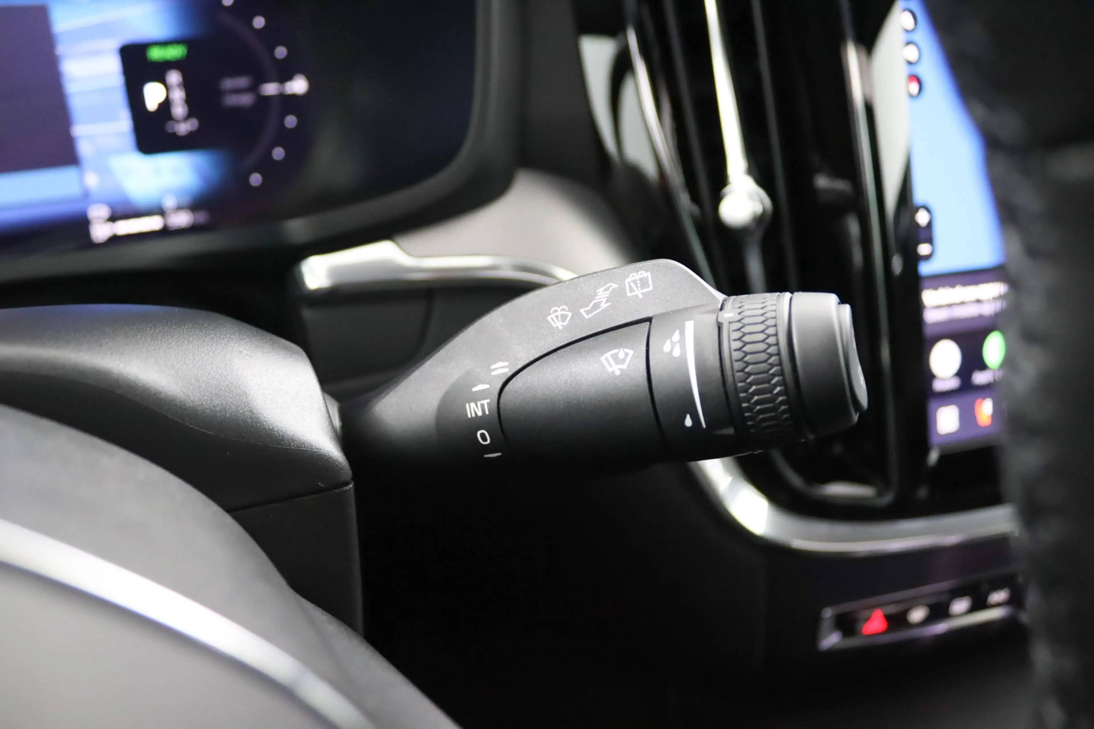 Volvo V60 T8 Plug-in hybrid AWD Plus Dark | Soh 100% | Trekh — photo 39