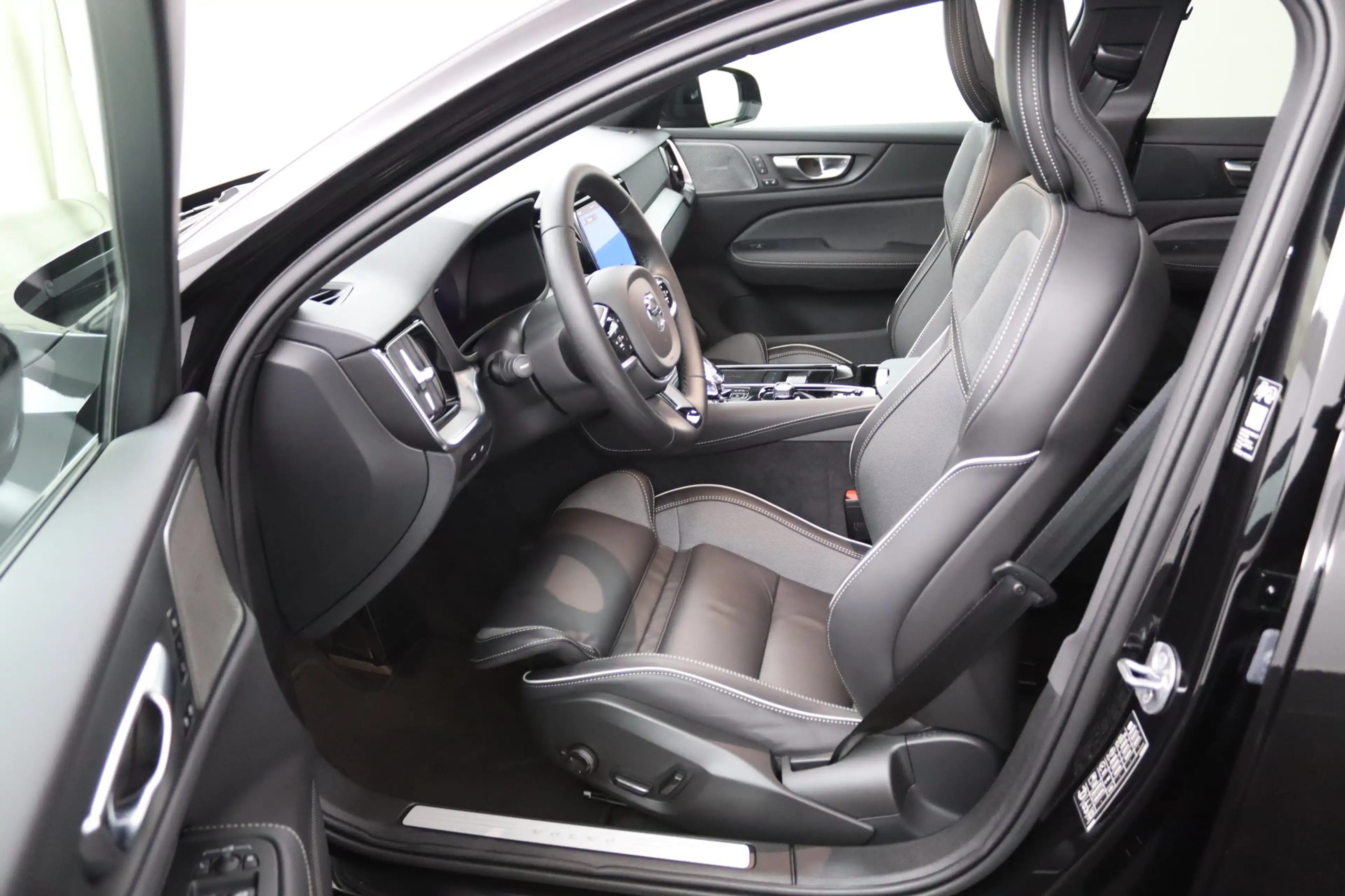 Volvo V60 T8 Plug-in hybrid AWD Plus Dark | Soh 100% | Trekh — photo 8