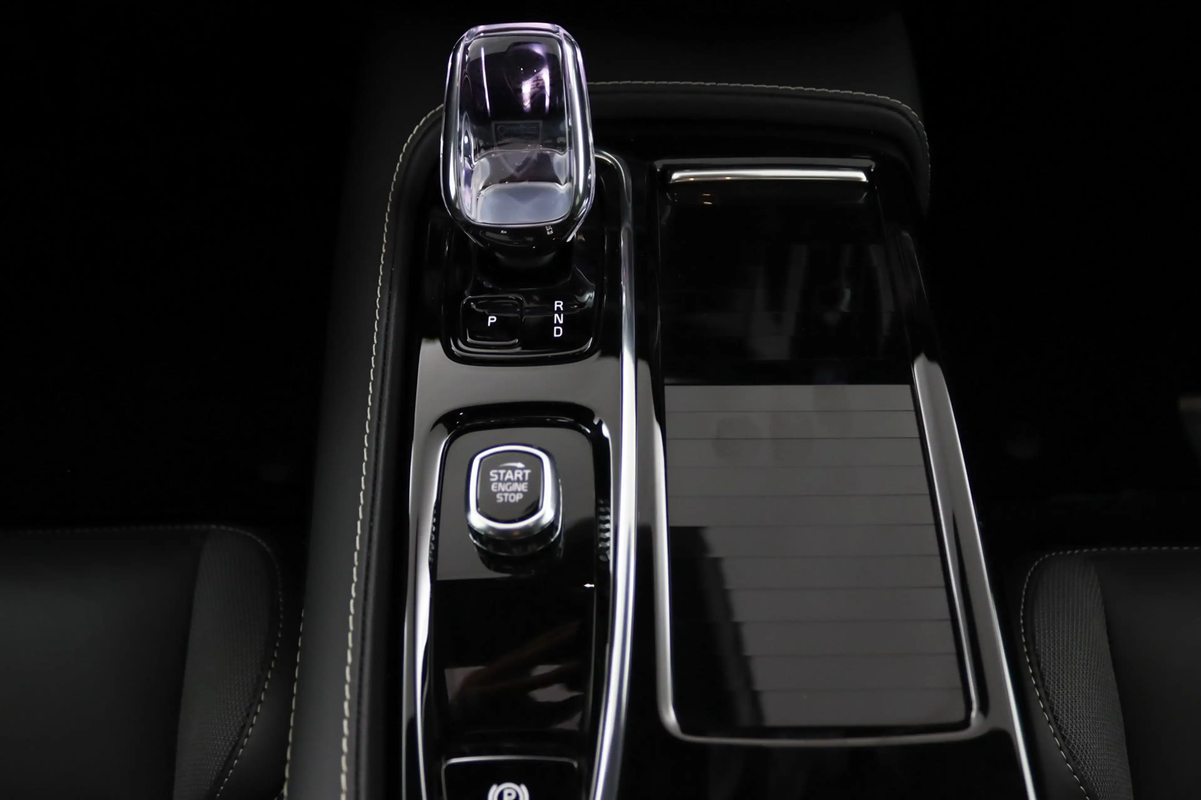 Volvo V60 T8 Plug-in hybrid AWD Plus Dark | Soh 100% | Trekh — photo 30