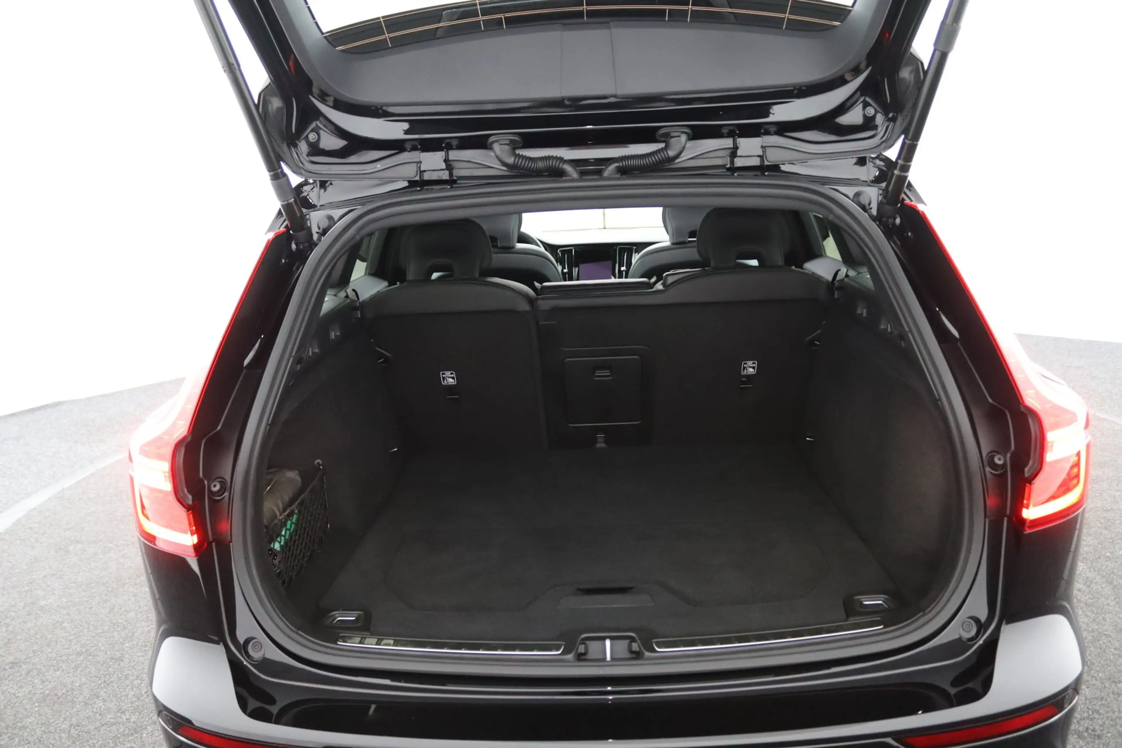 Volvo V60 T8 Plug-in hybrid AWD Plus Dark | Soh 100% | Trekh — photo 13