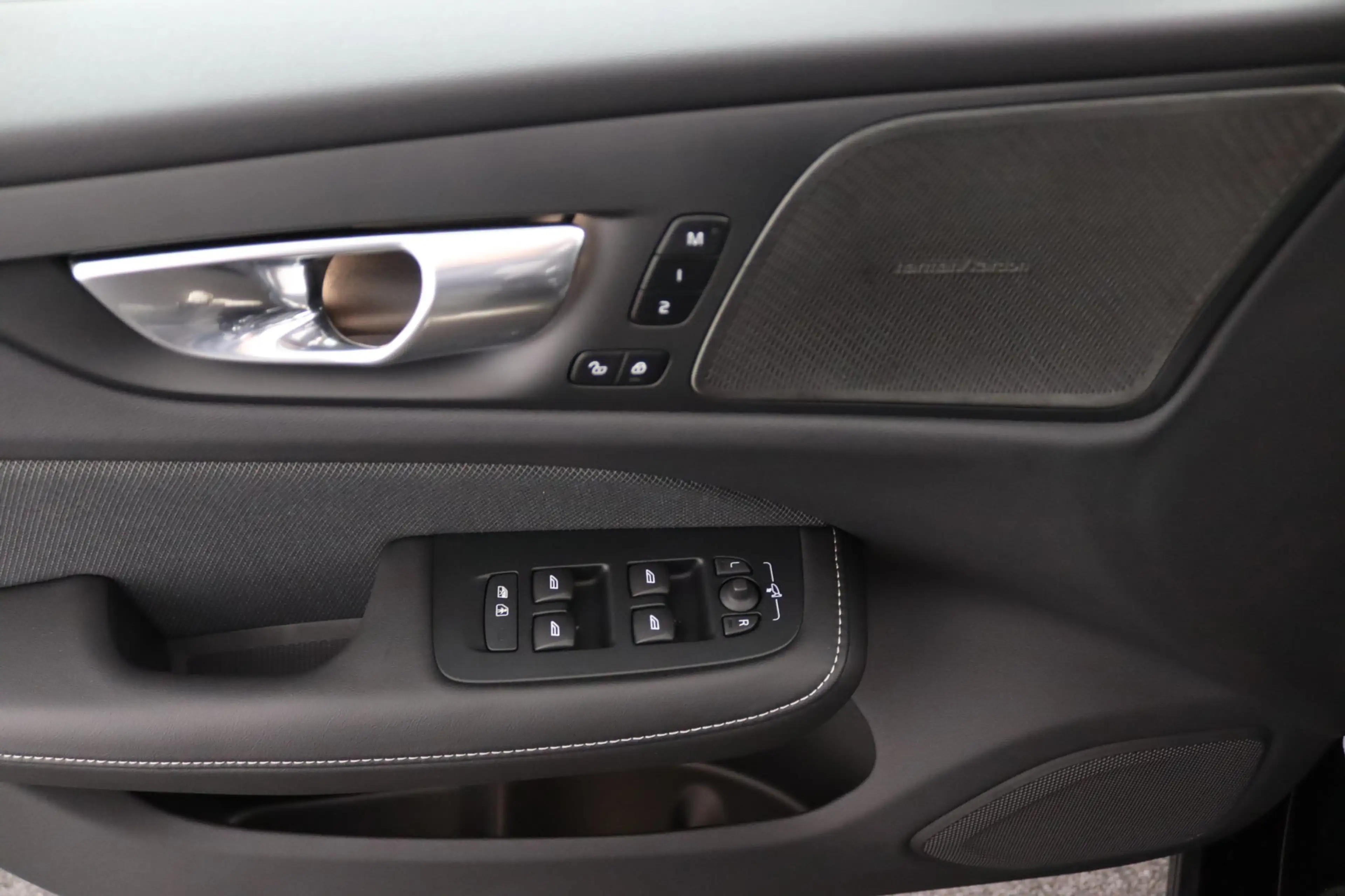 Volvo V60 T8 Plug-in hybrid AWD Plus Dark | Soh 100% | Trekh — photo 32
