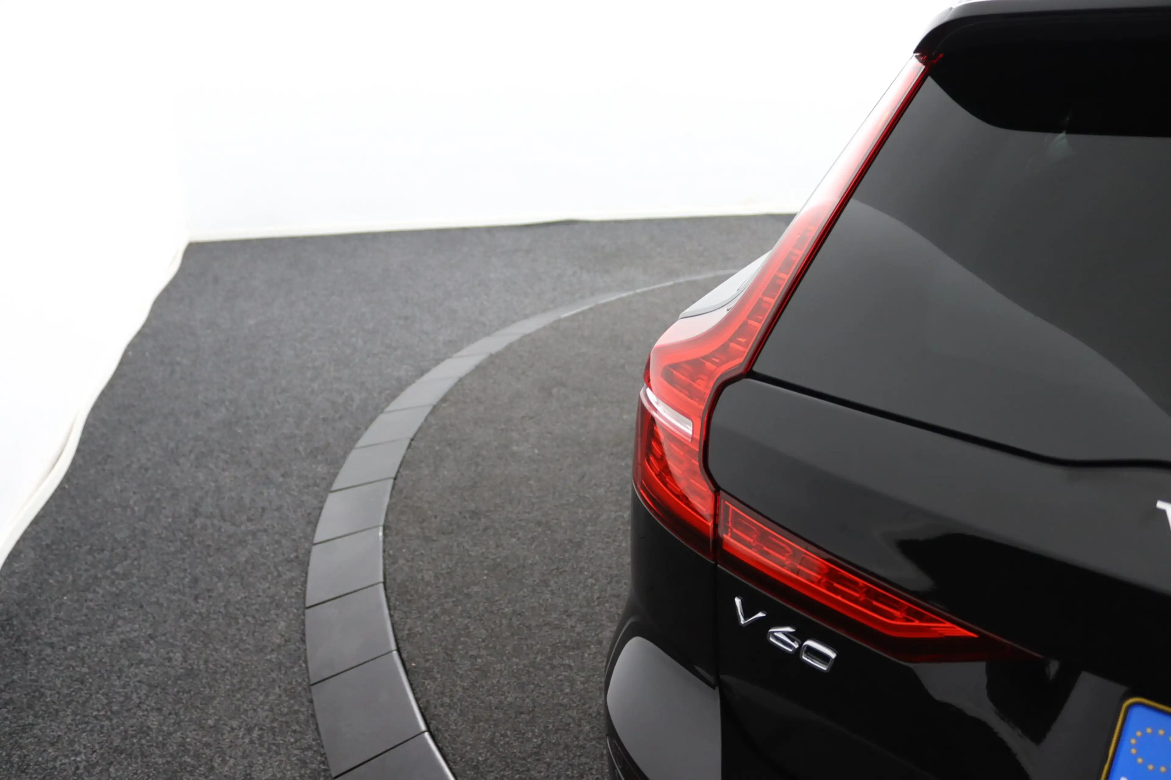 Volvo V60 T8 Plug-in hybrid AWD Plus Dark | Soh 100% | Trekh — photo 45