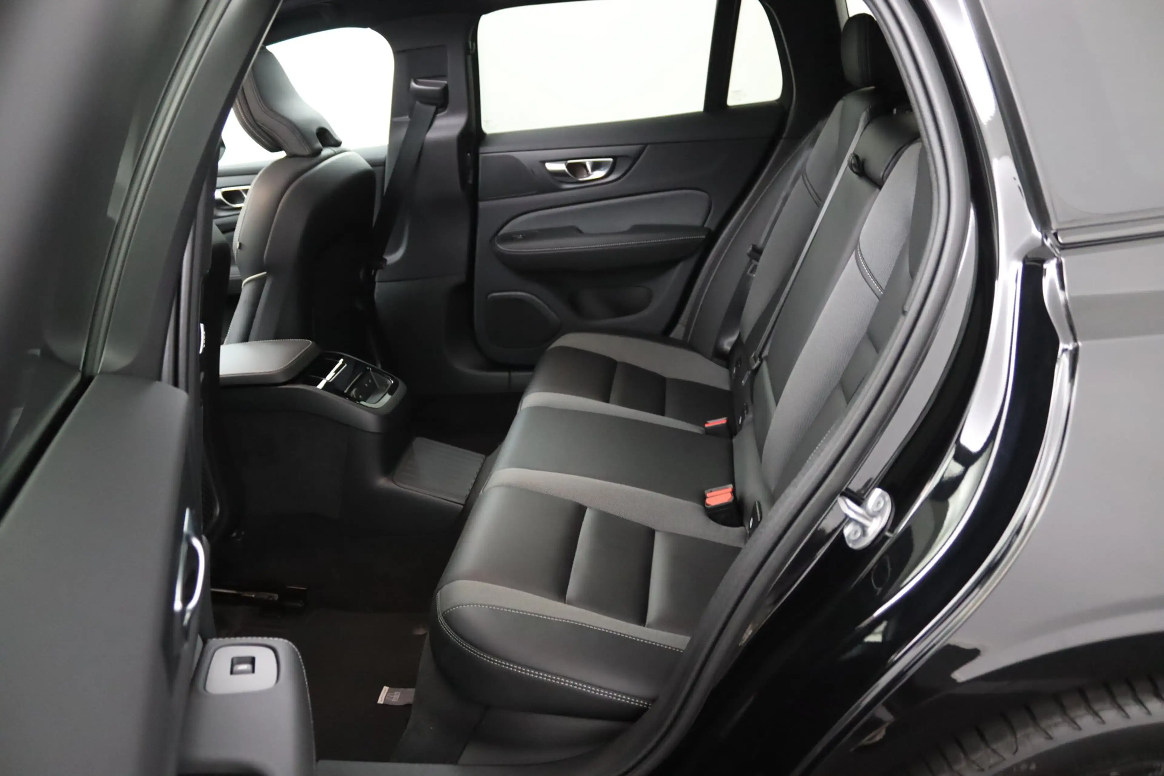 Volvo V60 T8 Plug-in hybrid AWD Plus Dark | Soh 100% | Trekh — photo 11