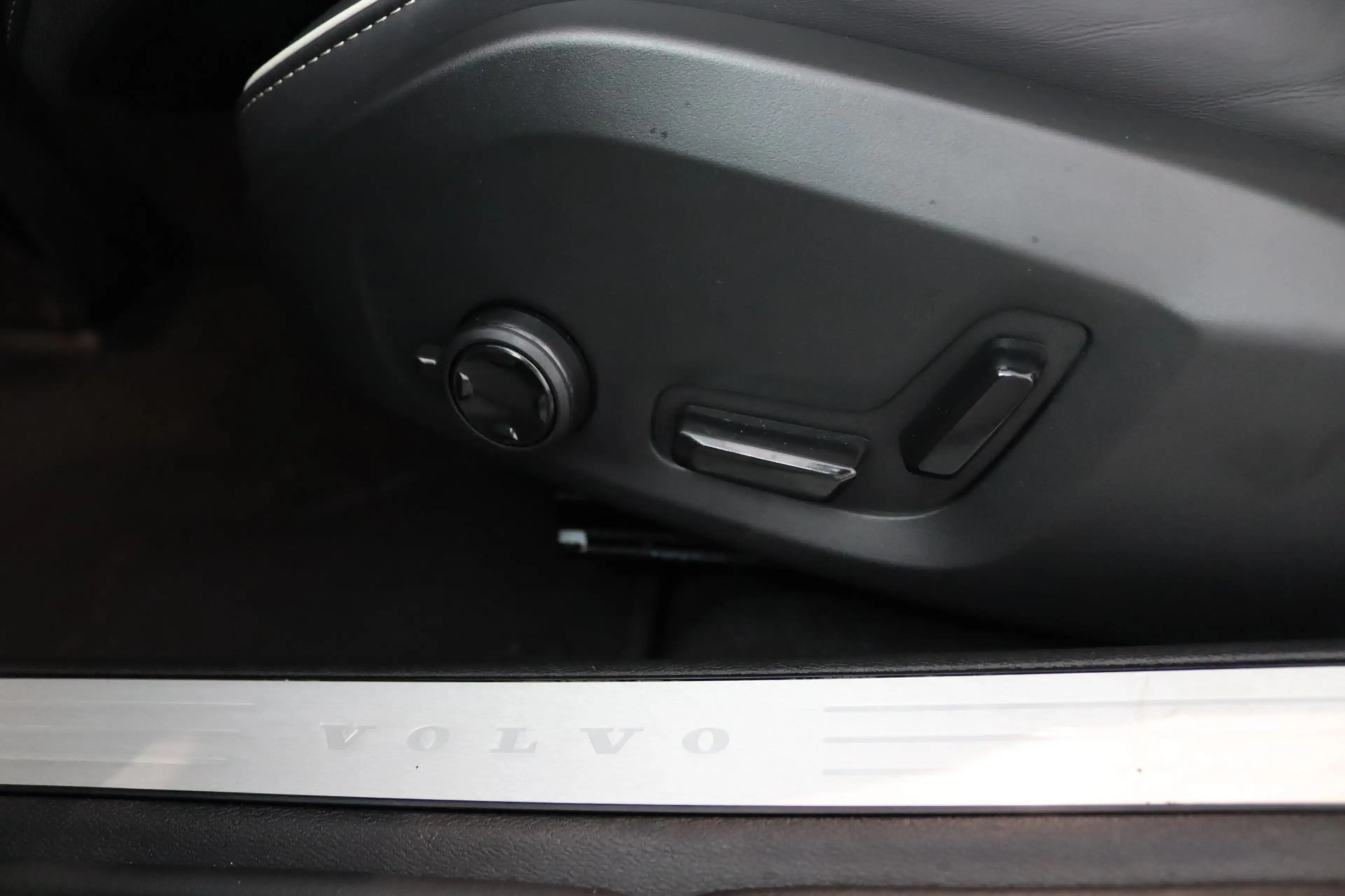 Volvo V60 T8 Plug-in hybrid AWD Plus Dark | Soh 100% | Trekh — photo 28