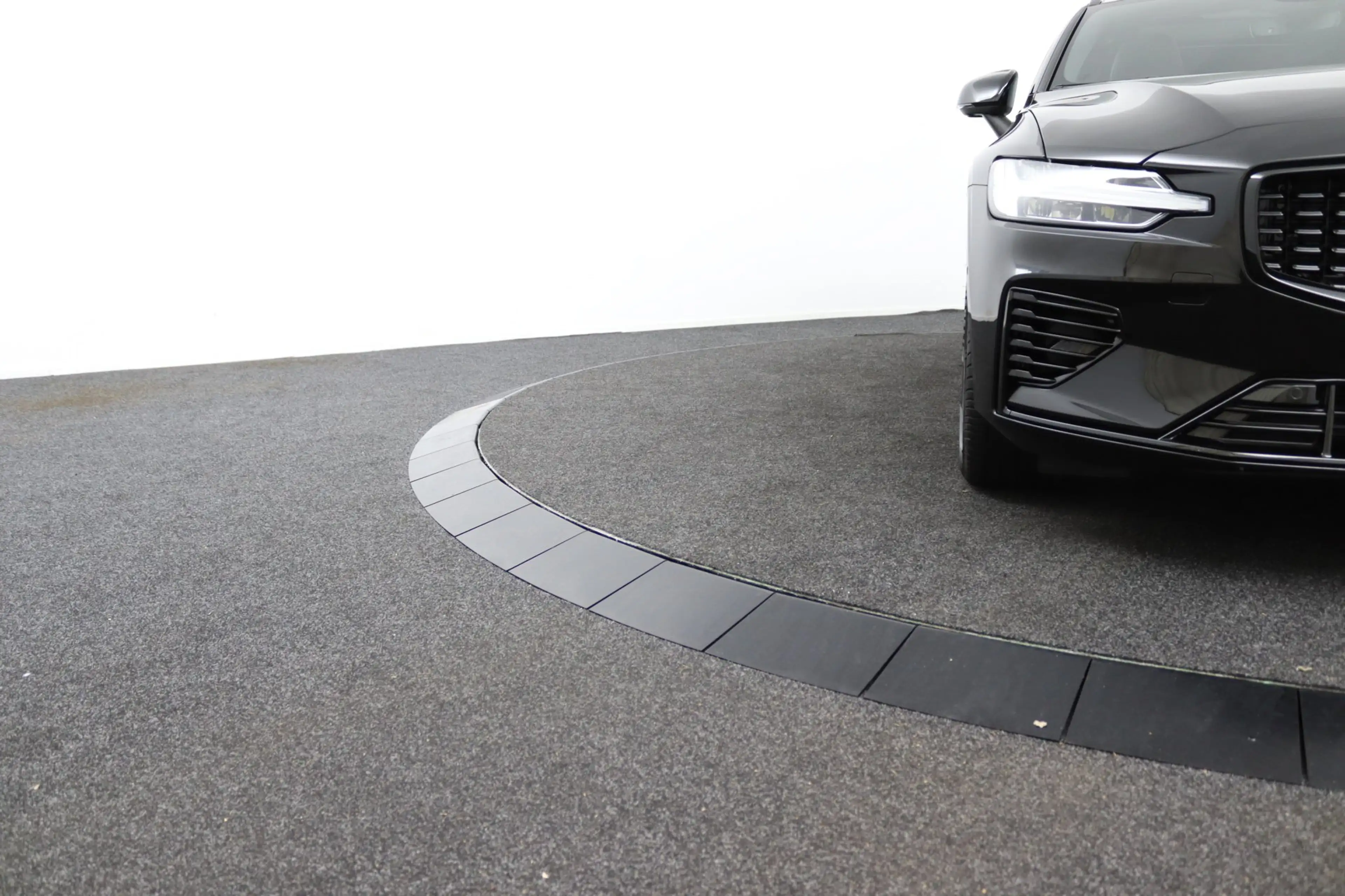 Volvo V60 T8 Plug-in hybrid AWD Plus Dark | Soh 100% | Trekh — photo 44