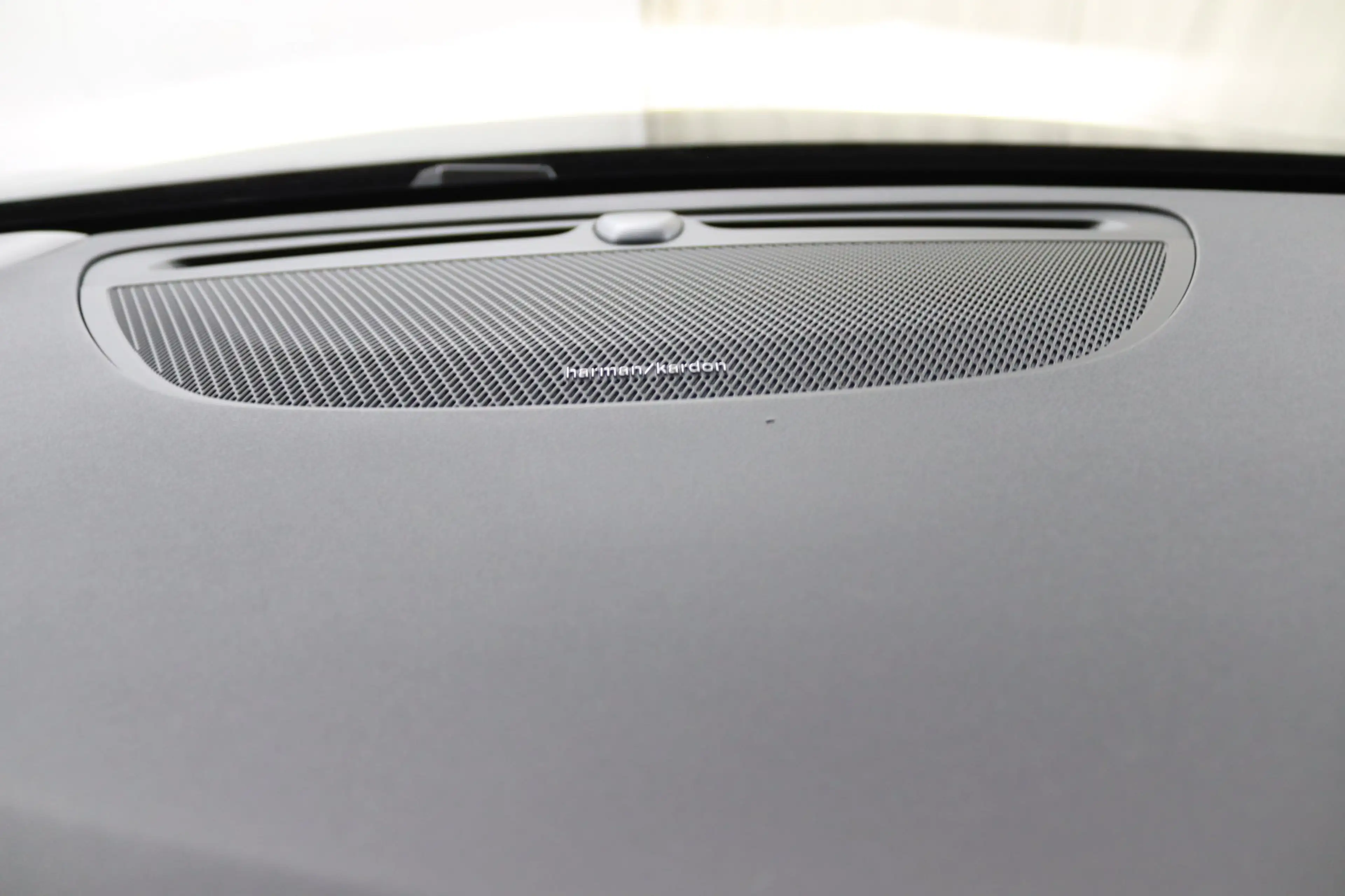 Volvo V60 T8 Plug-in hybrid AWD Plus Dark | Soh 100% | Trekh — photo 23