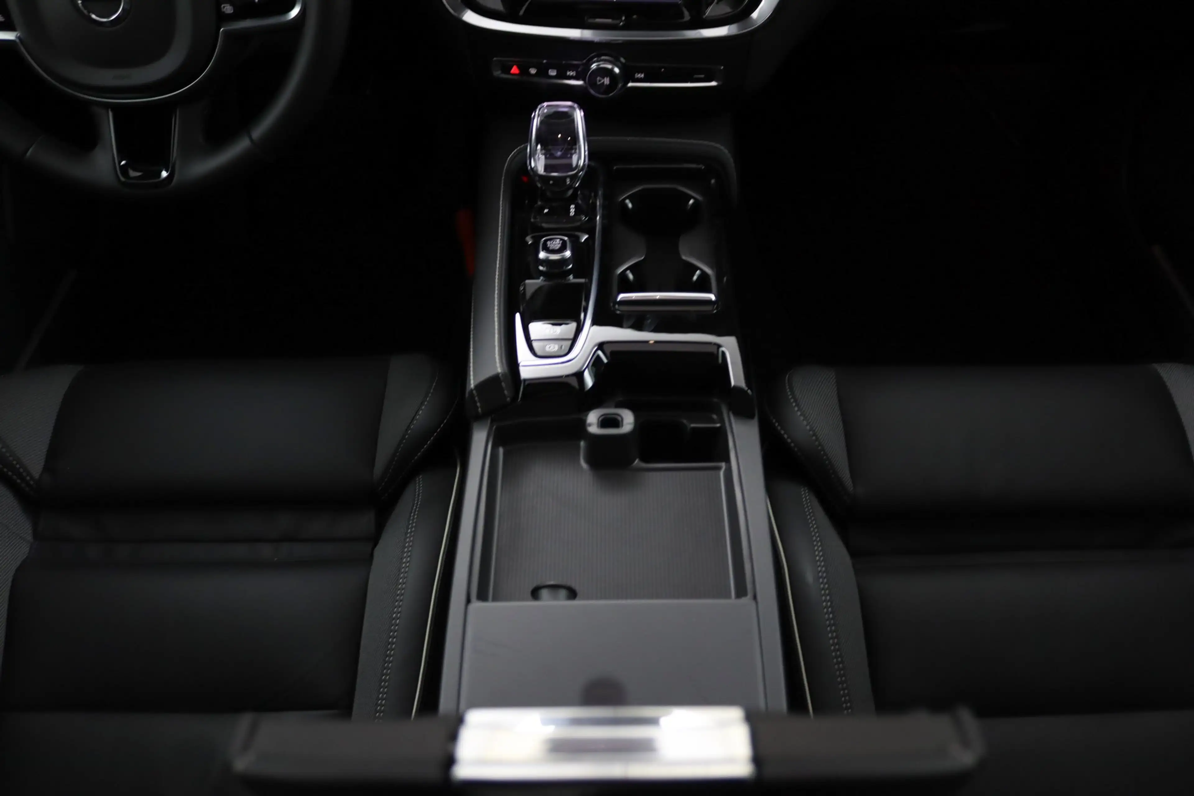 Volvo V60 T8 Plug-in hybrid AWD Plus Dark | Soh 100% | Trekh — photo 36