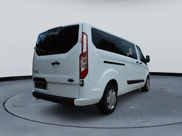 Ford Tourneo Custom view 3