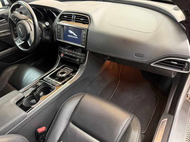 Jaguar XE R-Sport 2.0 AWD Service NEU / Allwetter 19 — photo 11