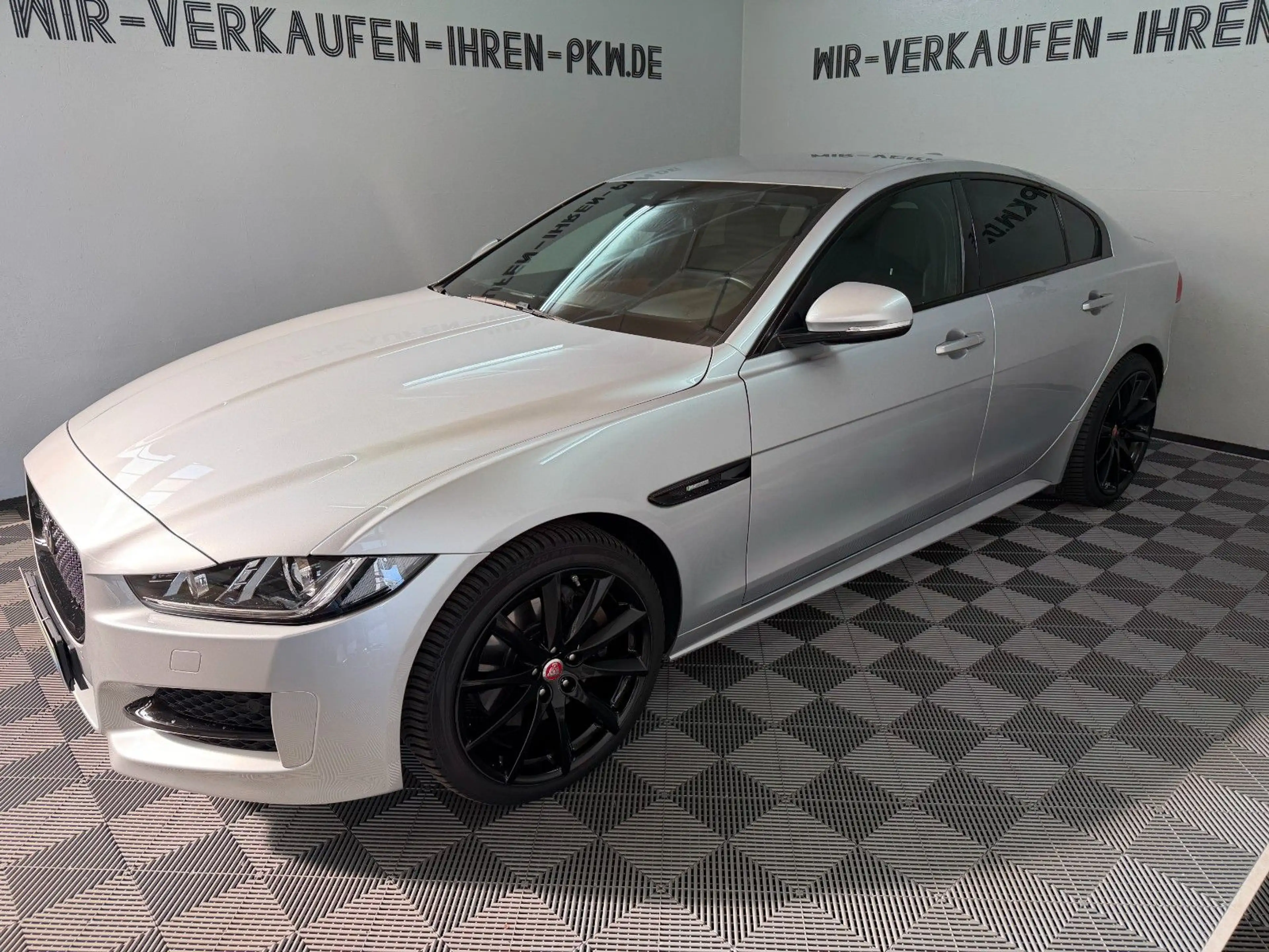 Jaguar XE R-Sport 2.0 AWD Service NEU / Allwetter 19