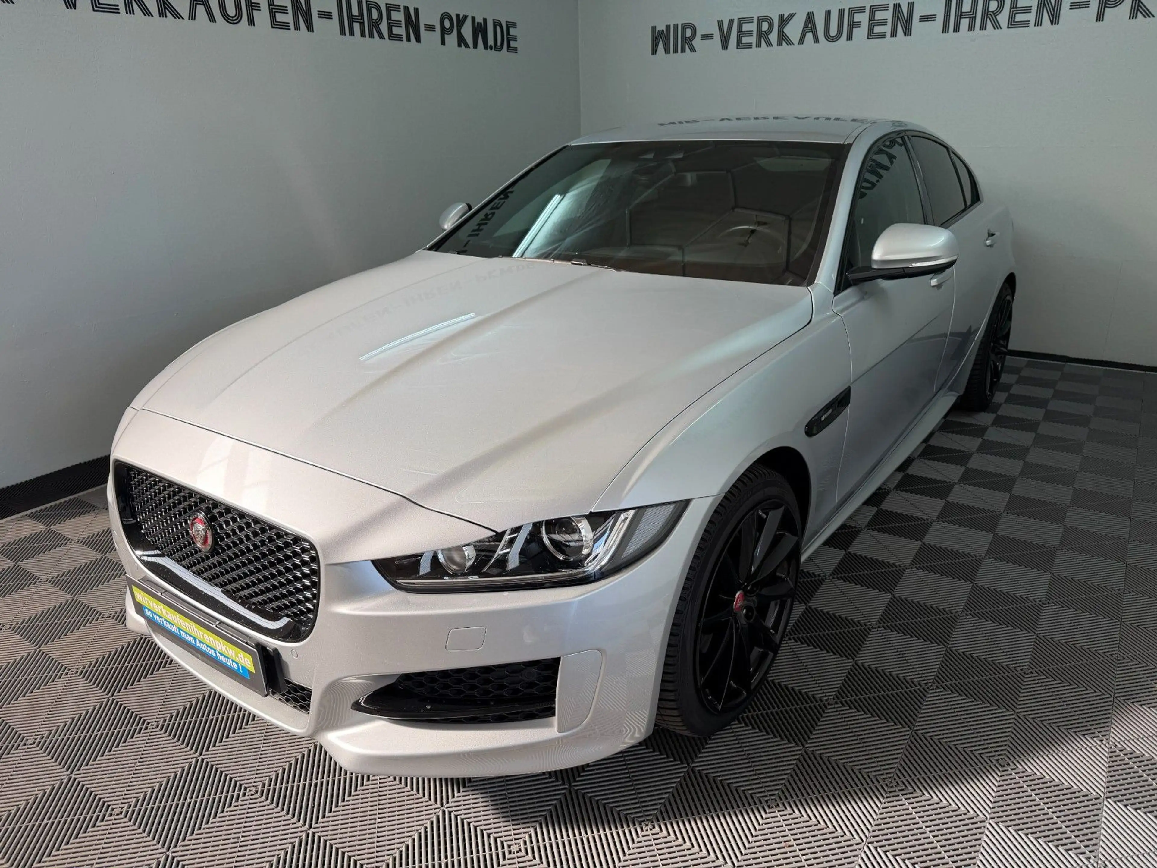 Jaguar XE R-Sport 2.0 AWD Service NEU / Allwetter 19 — photo 5