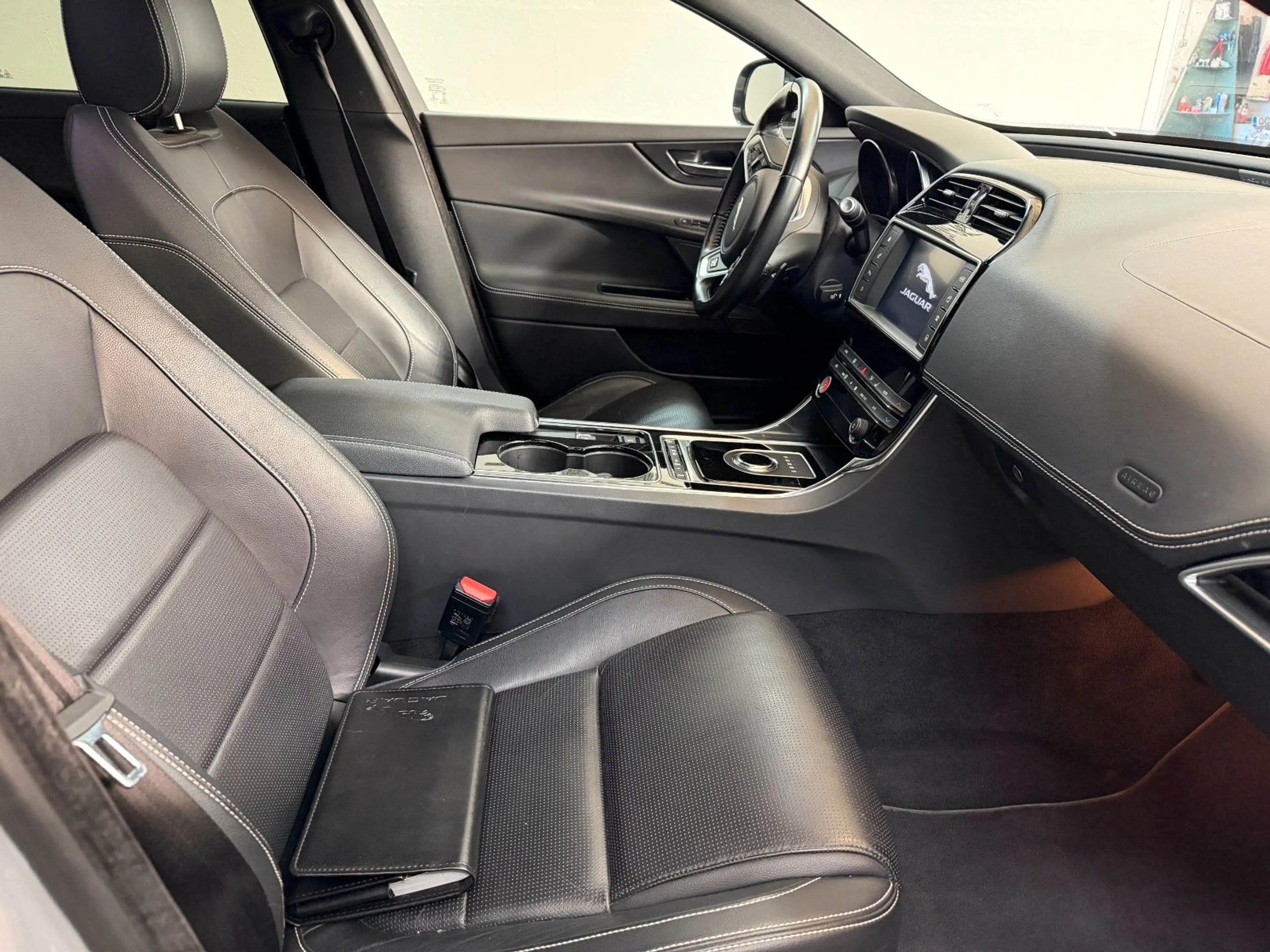 Jaguar XE R-Sport 2.0 AWD Service NEU / Allwetter 19 — photo 10