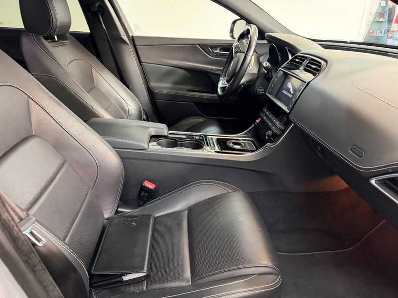 Jaguar XE R-Sport 2.0 AWD Service NEU / Allwetter 19 — photo 10