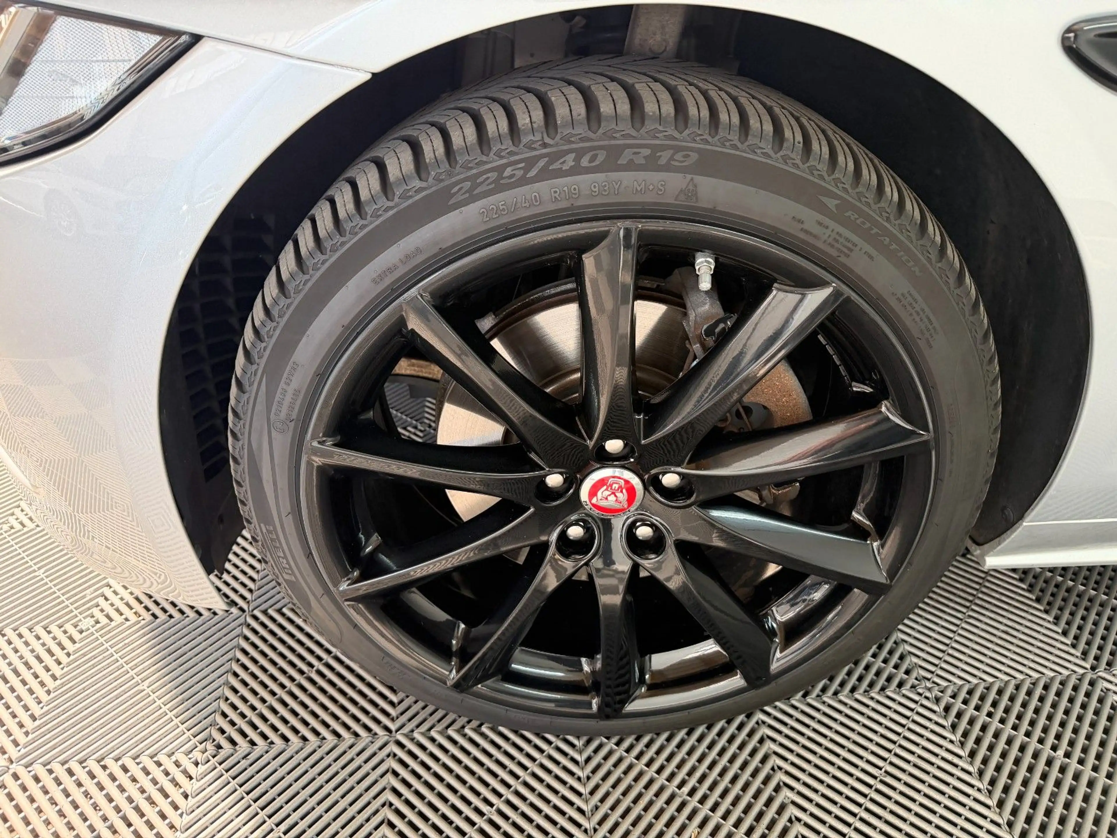 Jaguar XE R-Sport 2.0 AWD Service NEU / Allwetter 19 — photo 6