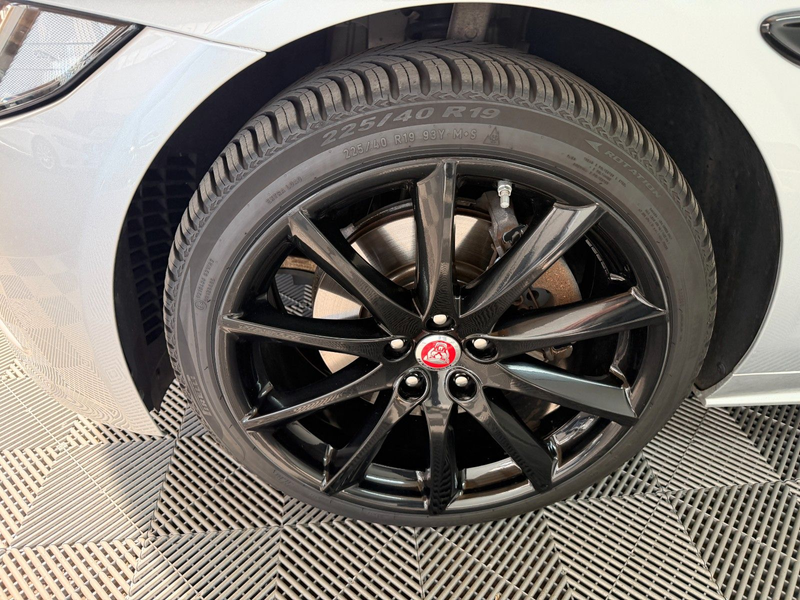 Jaguar XE R-Sport 2.0 AWD Service NEU / Allwetter 19 — photo 6