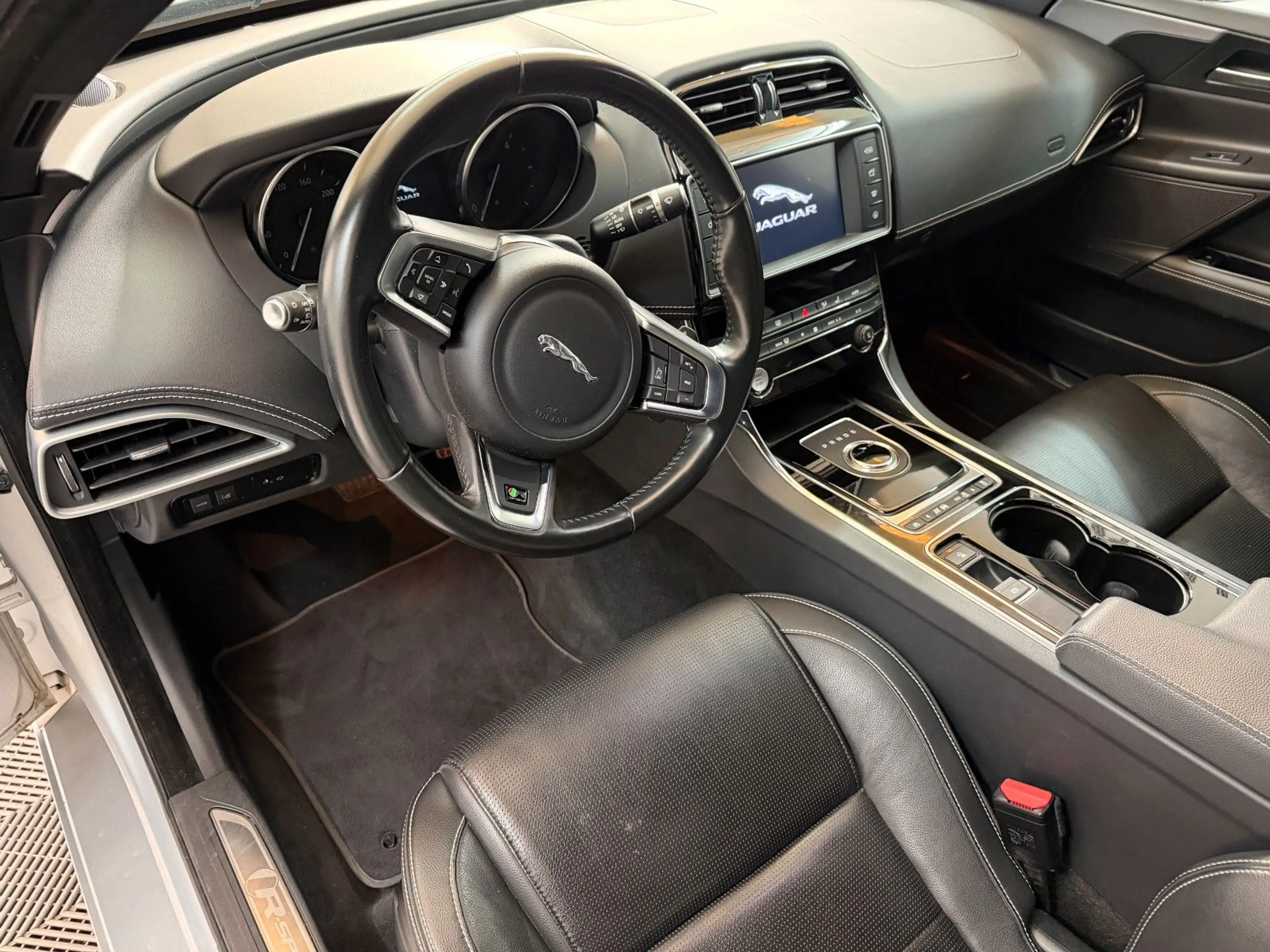 Jaguar XE R-Sport 2.0 AWD Service NEU / Allwetter 19 — photo 8