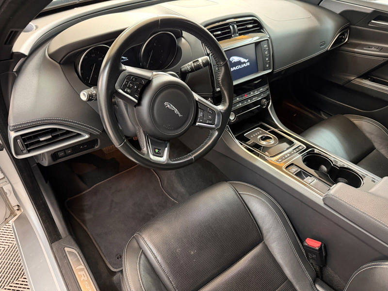 Jaguar XE R-Sport 2.0 AWD Service NEU / Allwetter 19 — photo 8