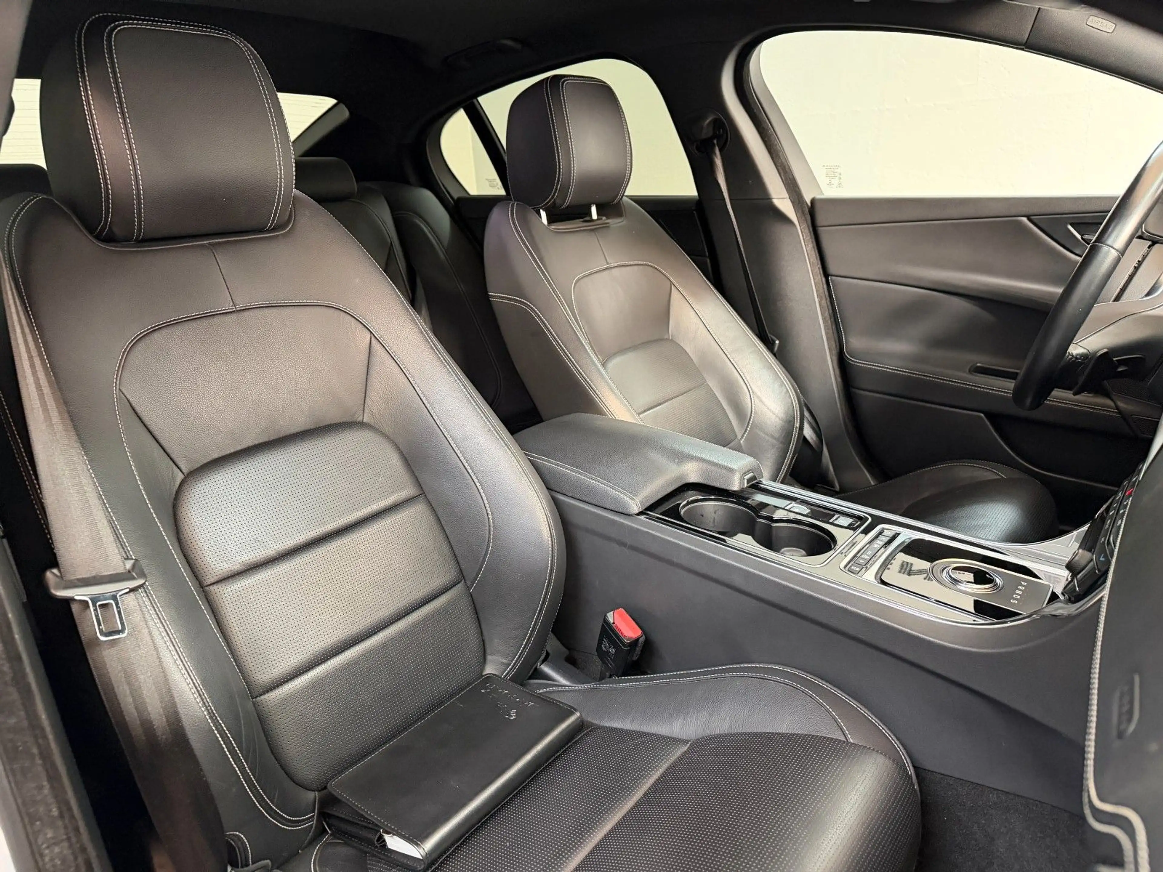 Jaguar XE R-Sport 2.0 AWD Service NEU / Allwetter 19 — photo 12