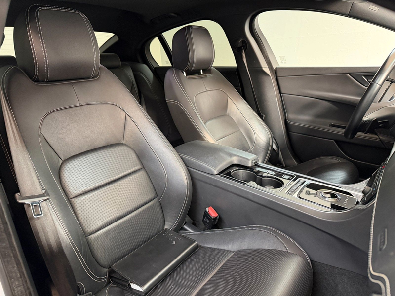 Jaguar XE R-Sport 2.0 AWD Service NEU / Allwetter 19 — photo 12