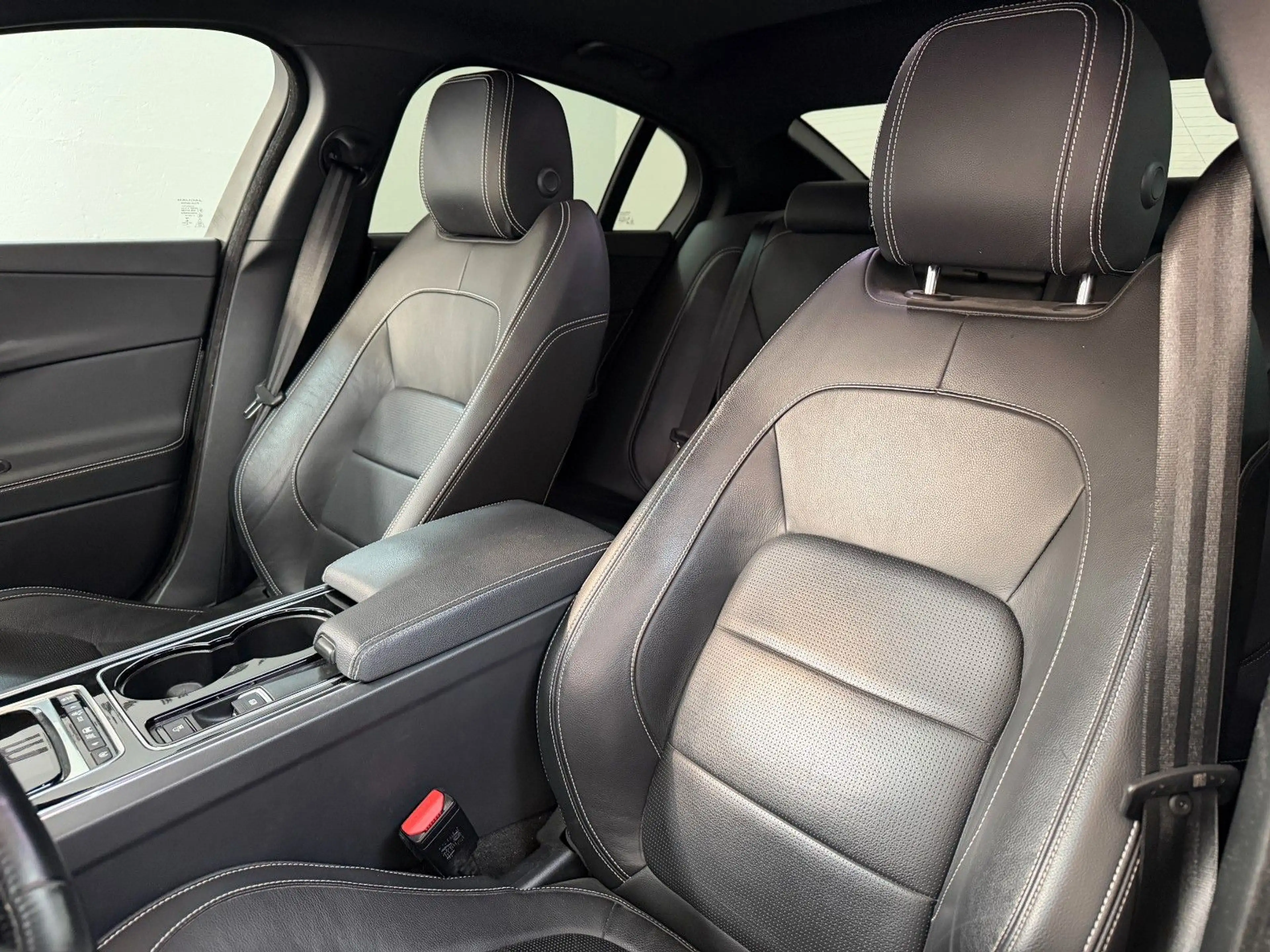 Jaguar XE R-Sport 2.0 AWD Service NEU / Allwetter 19 — photo 9