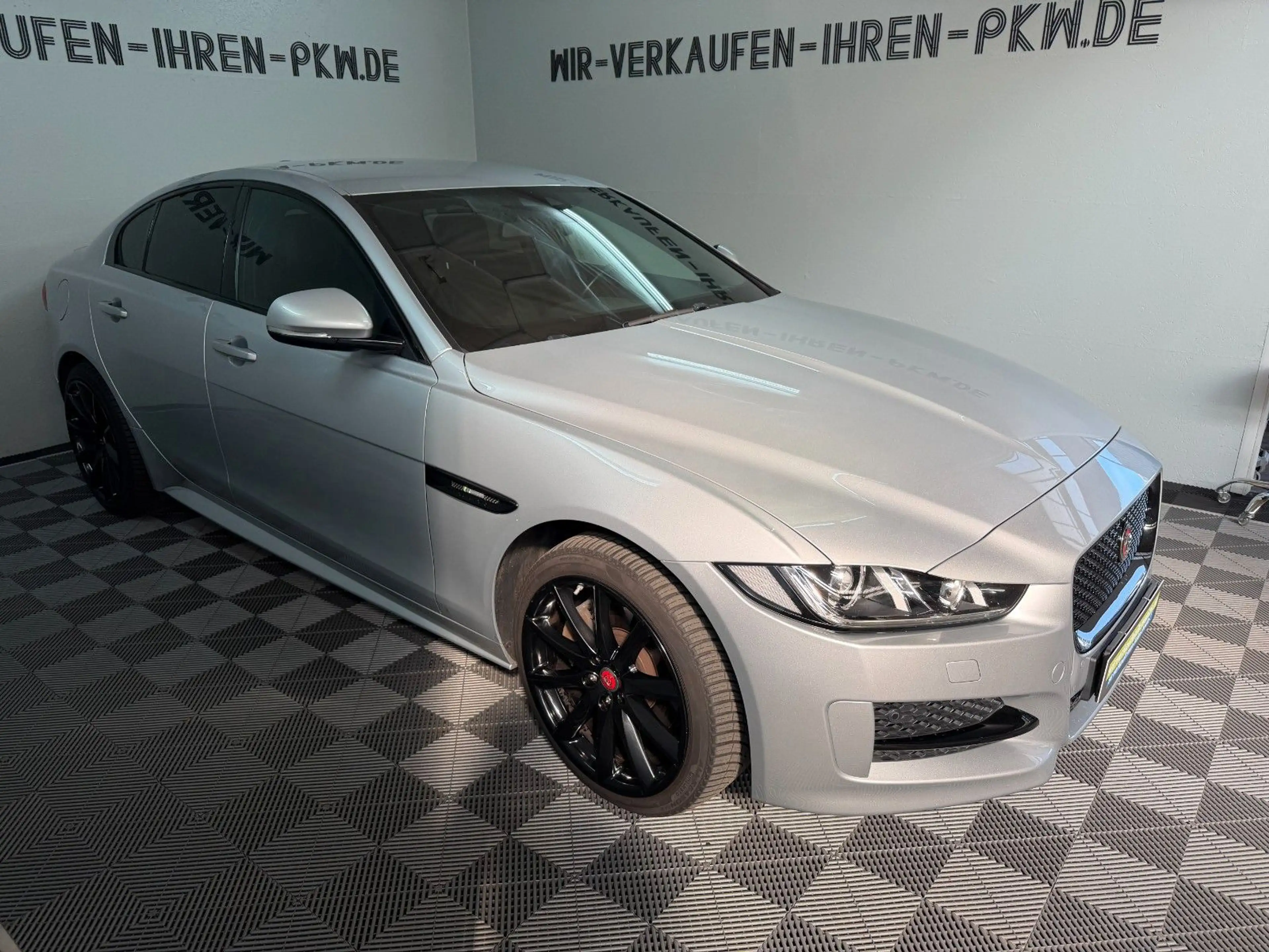 Jaguar XE R-Sport 2.0 AWD Service NEU / Allwetter 19 — photo 2