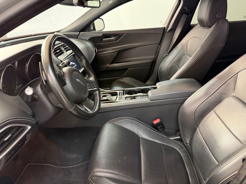 Jaguar XE R-Sport 2.0 AWD Service NEU / Allwetter 19 — photo 7