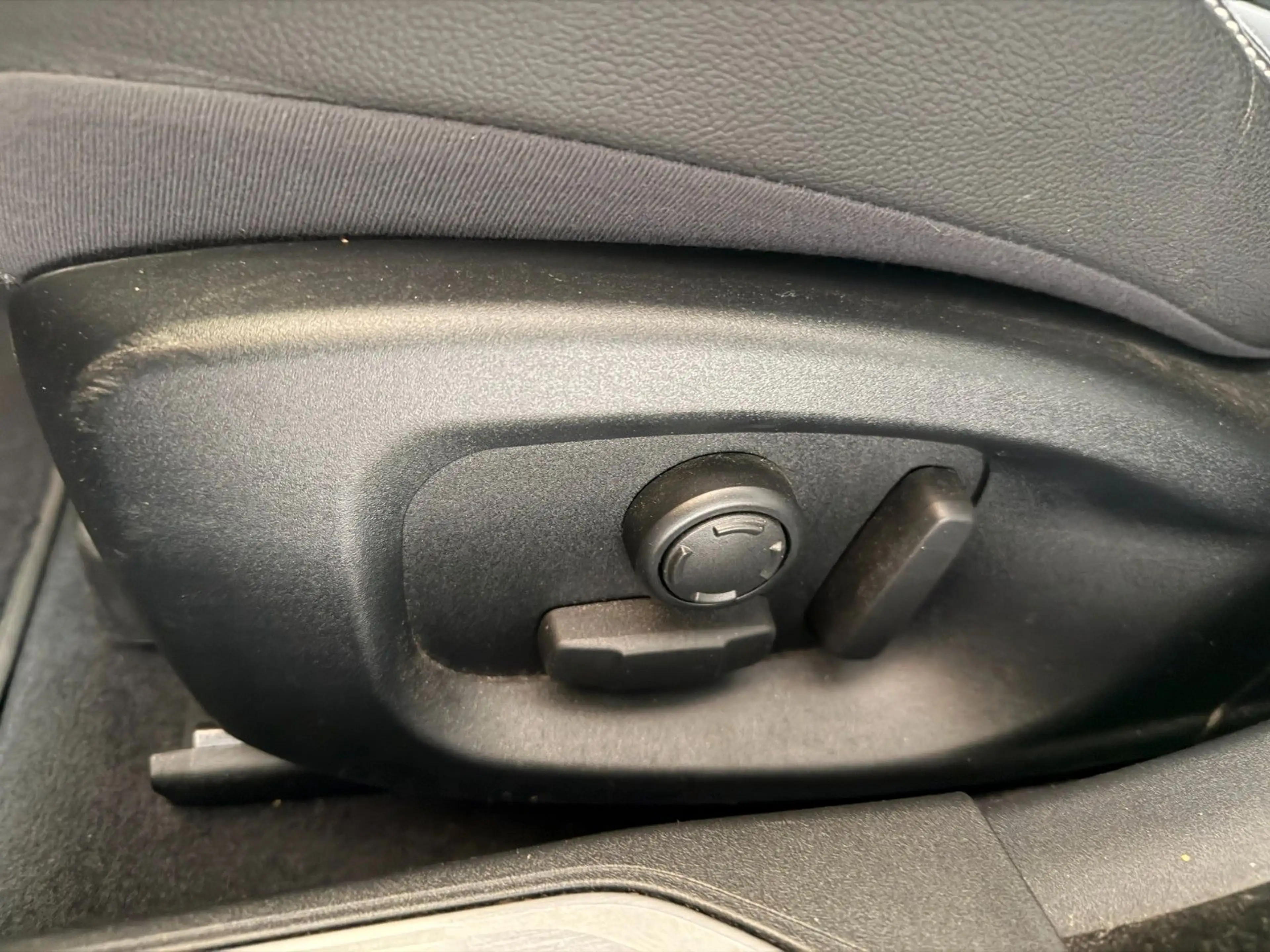 Jaguar XE R-Sport 2.0 AWD Service NEU / Allwetter 19 — photo 14