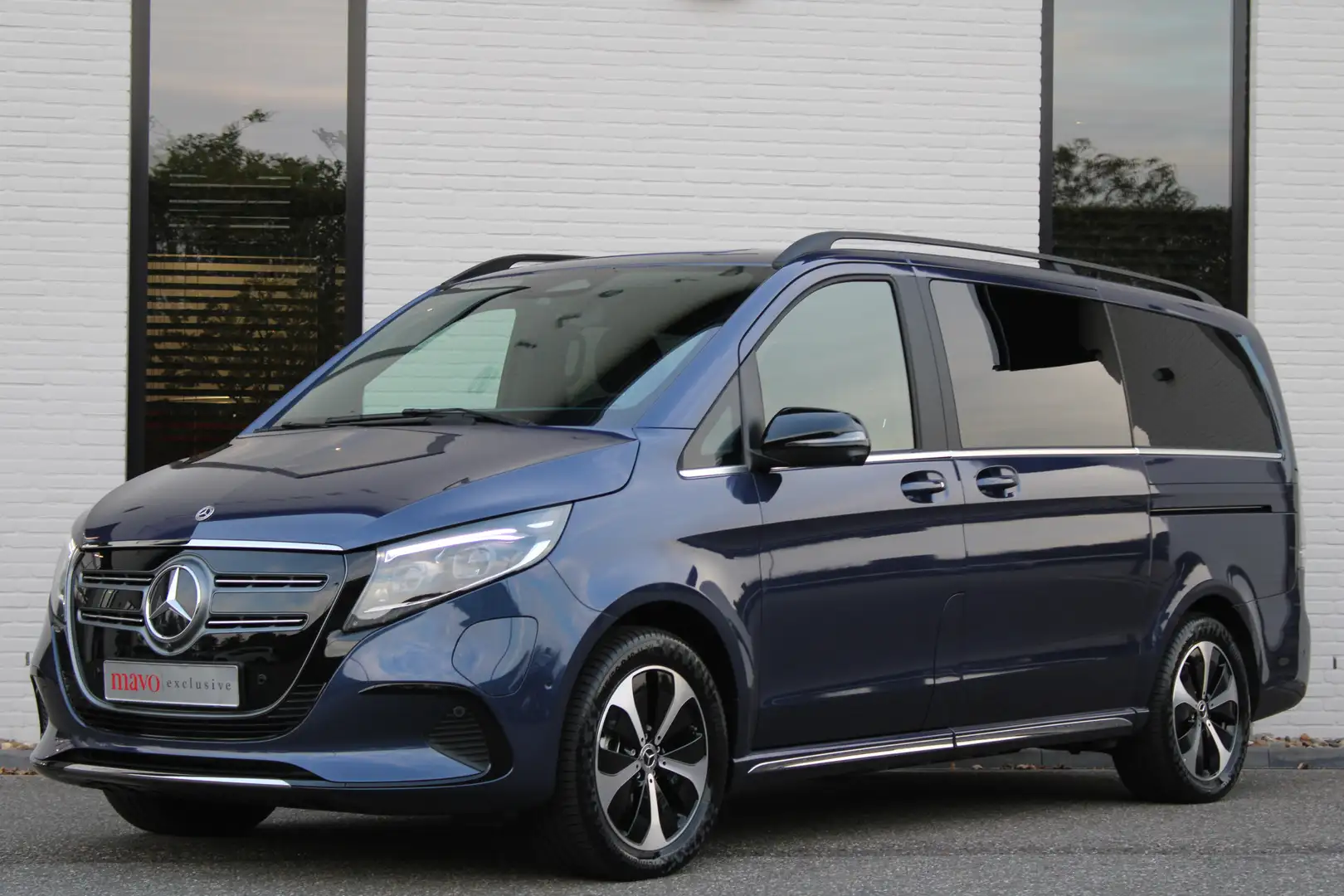 Mercedes-Benz EQV 300 L2 / AMG / New Model / 7-Persoons / Luchtvering / Bleu - 2