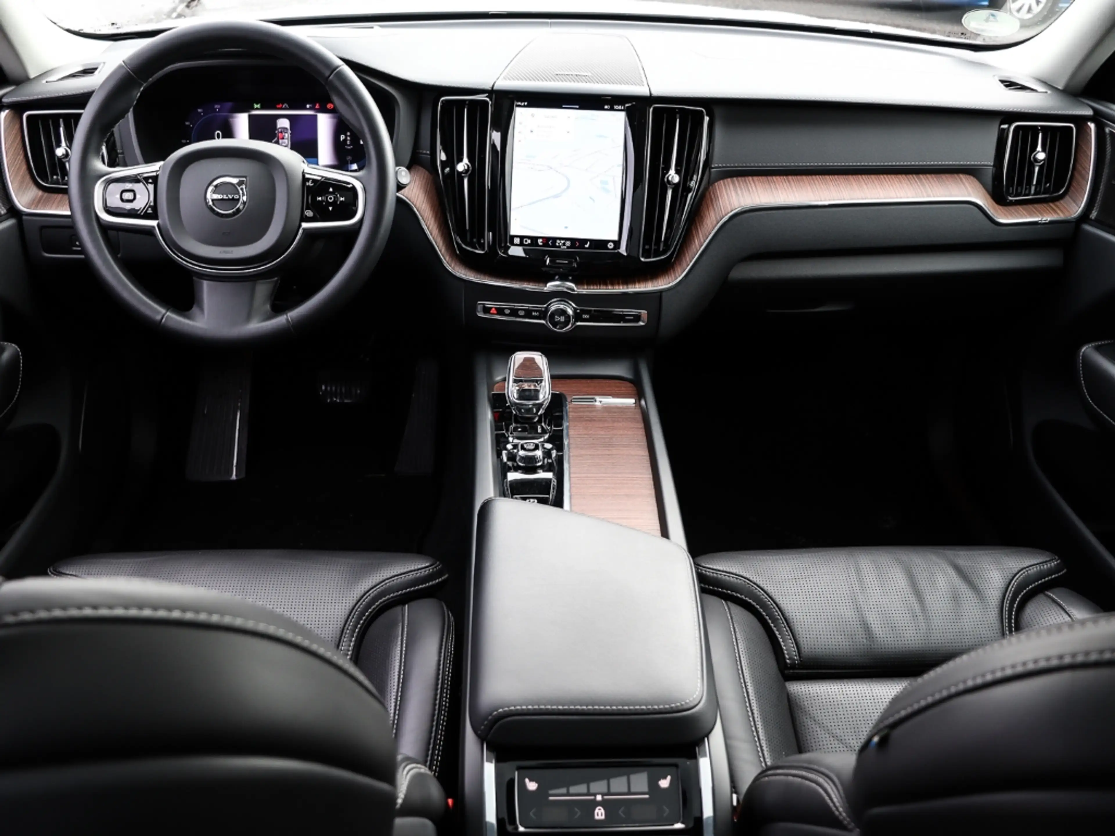 Volvo XC60 B5 Benzin Ultimate Dark AWD AHK Memory Sitze Sound — photo 5
