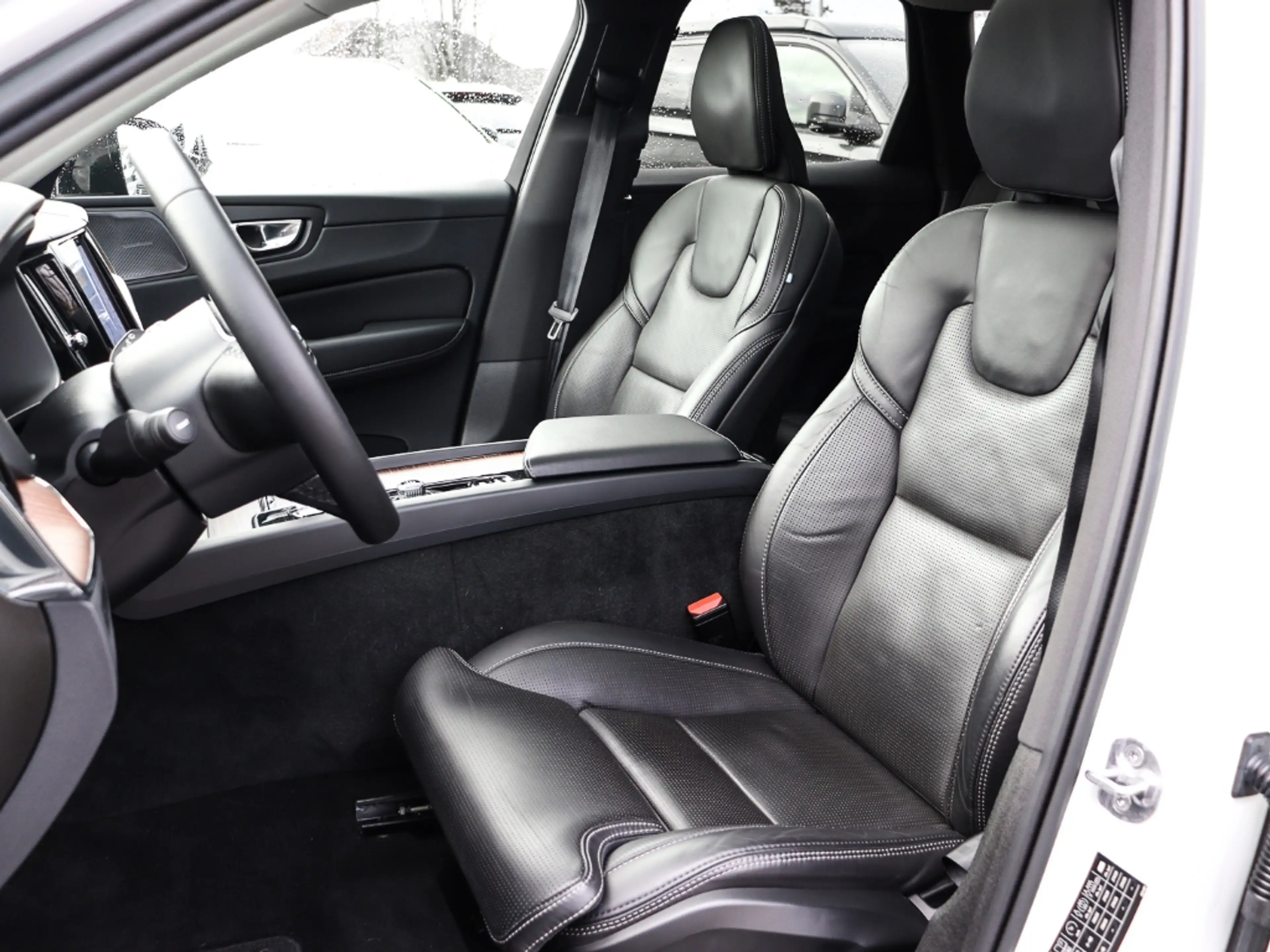 Volvo XC60 B5 Benzin Ultimate Dark AWD AHK Memory Sitze Sound — photo 7