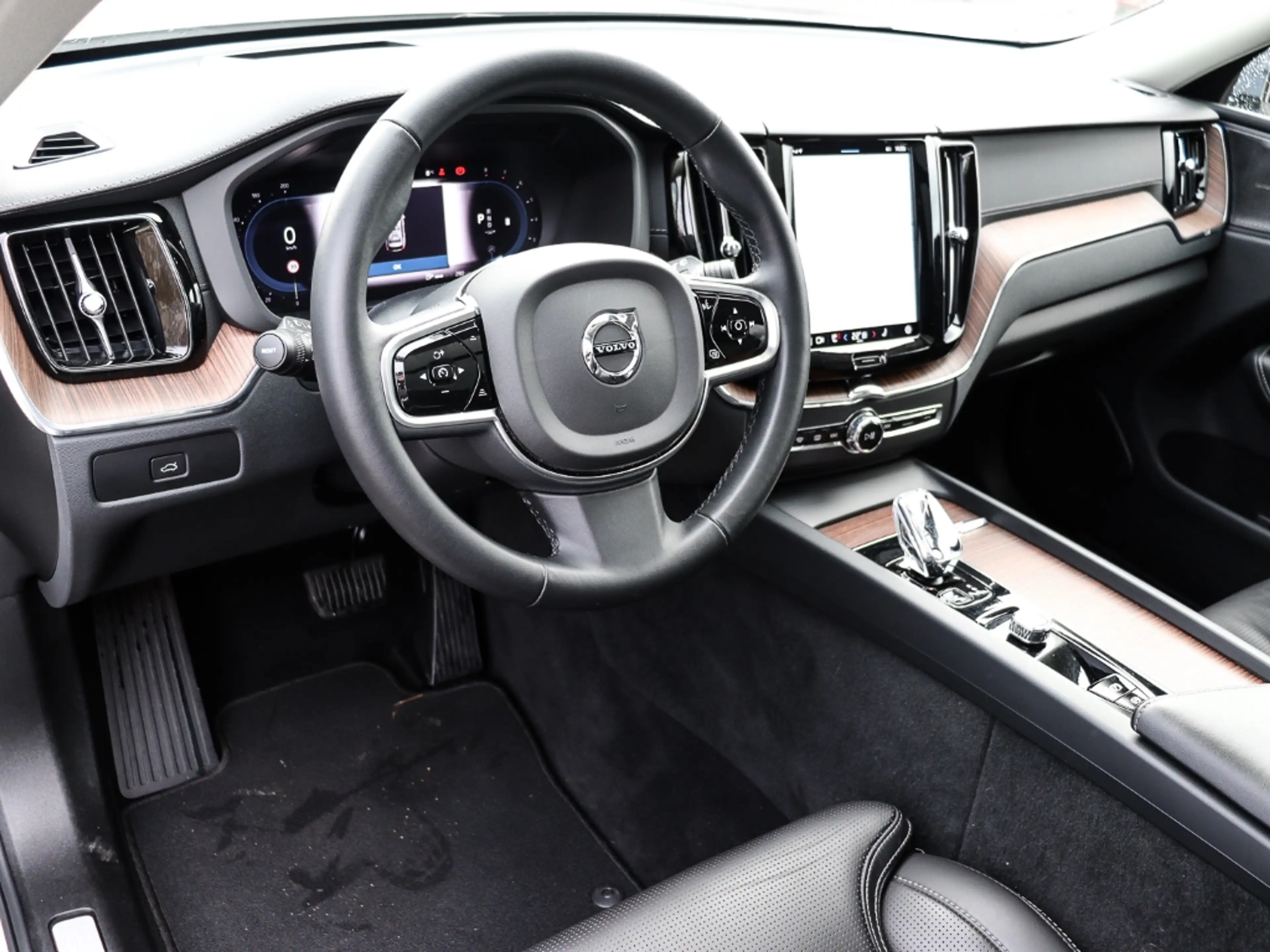 Volvo XC60 B5 Benzin Ultimate Dark AWD AHK Memory Sitze Sound — photo 4