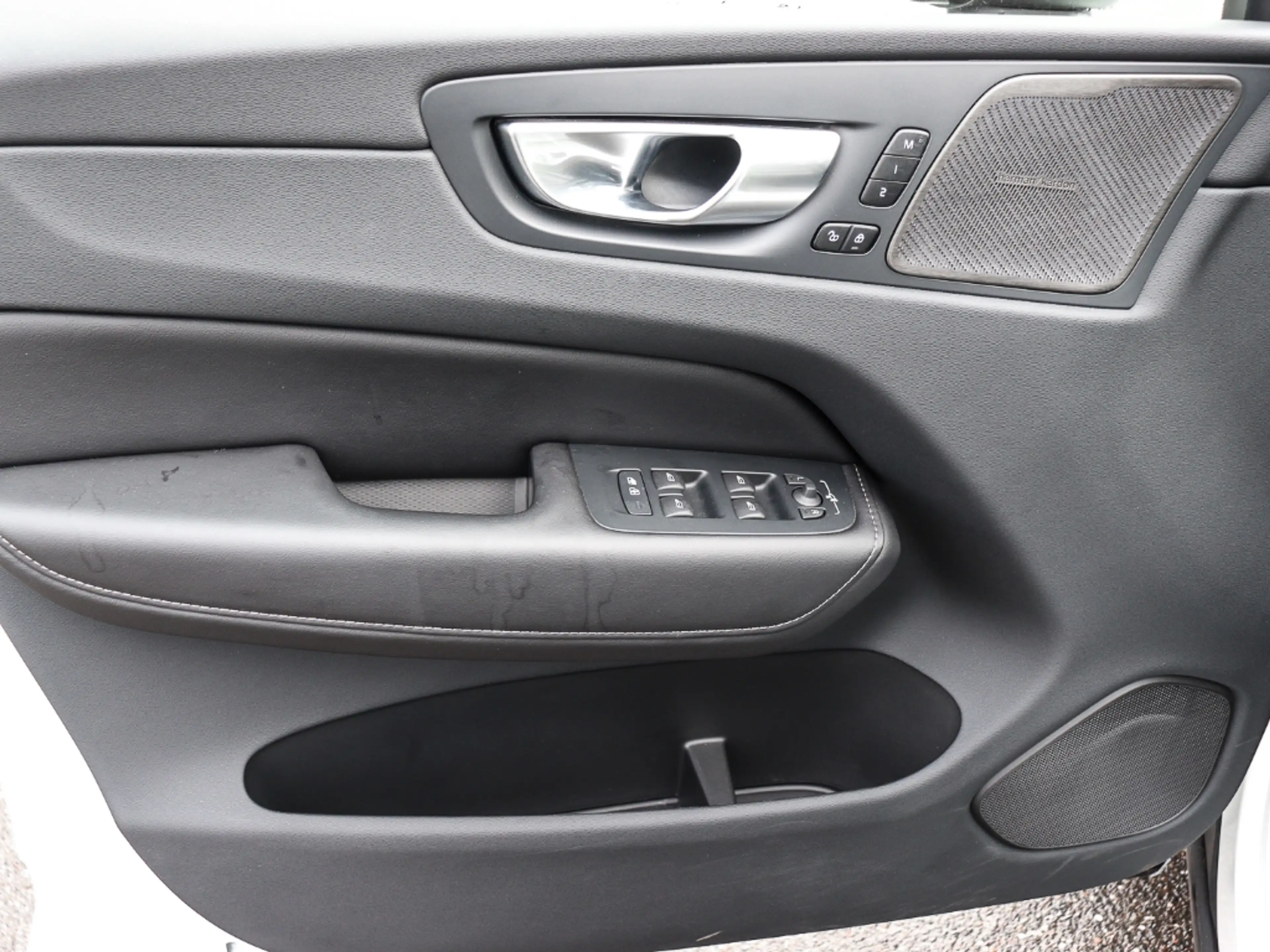 Volvo XC60 B5 Benzin Ultimate Dark AWD AHK Memory Sitze Sound — photo 10