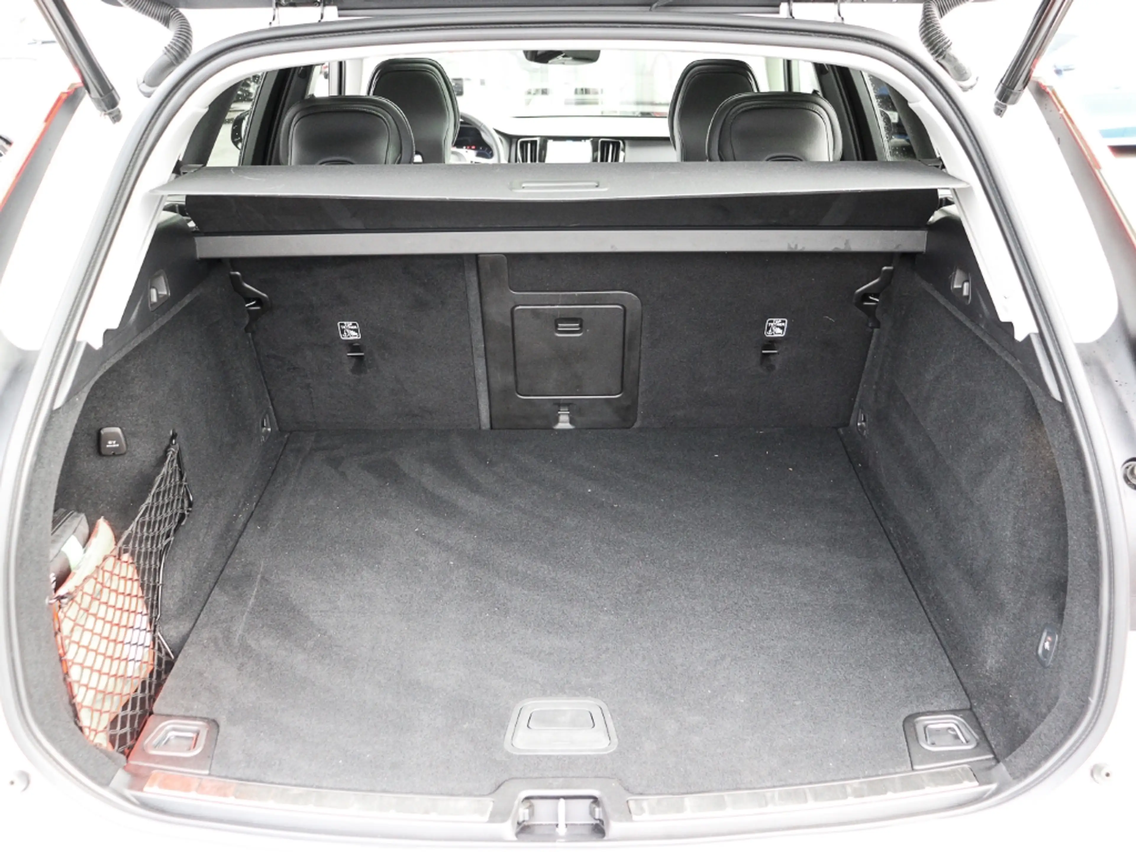 Volvo XC60 B5 Benzin Ultimate Dark AWD AHK Memory Sitze Sound — photo 15
