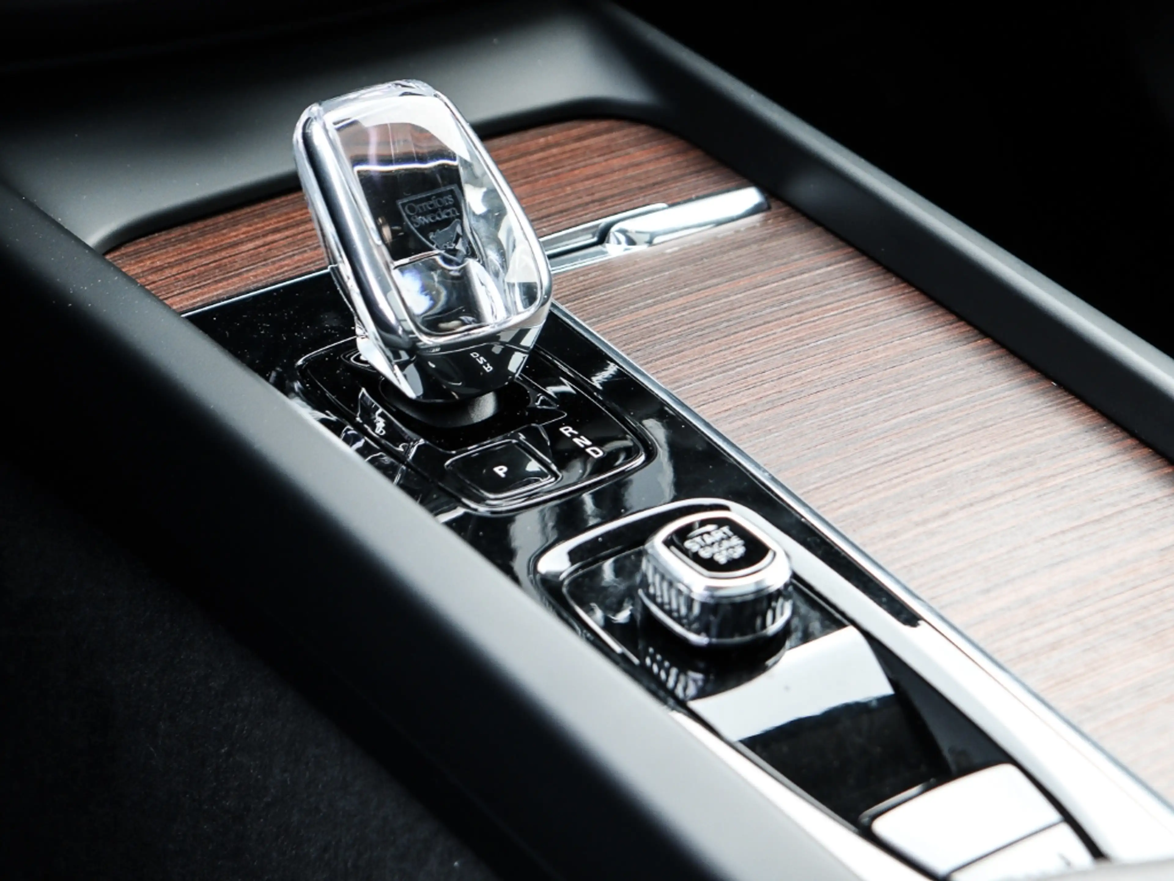 Volvo XC60 B5 Benzin Ultimate Dark AWD AHK Memory Sitze Sound — photo 12