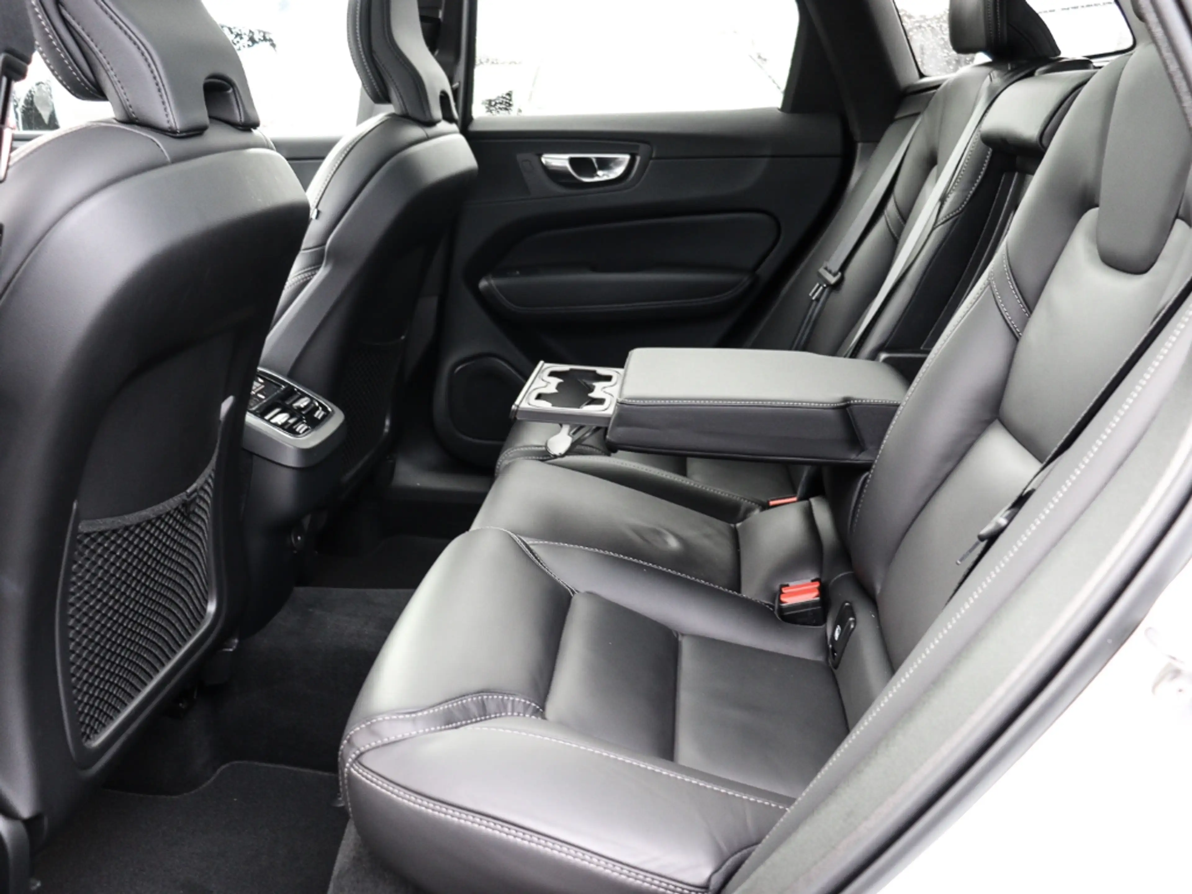 Volvo XC60 B5 Benzin Ultimate Dark AWD AHK Memory Sitze Sound — photo 14