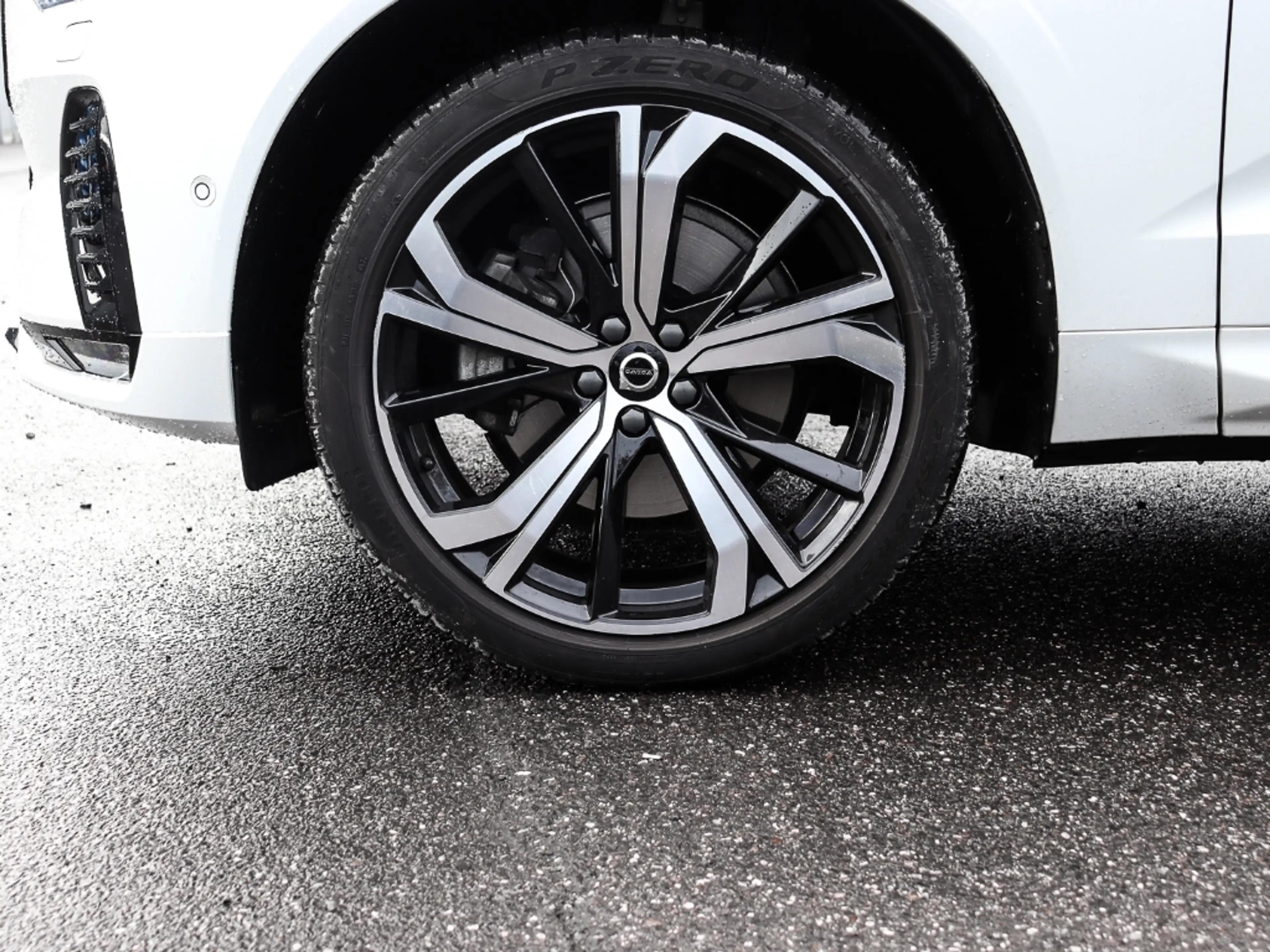 Volvo XC60 B5 Benzin Ultimate Dark AWD AHK Memory Sitze Sound — photo 3