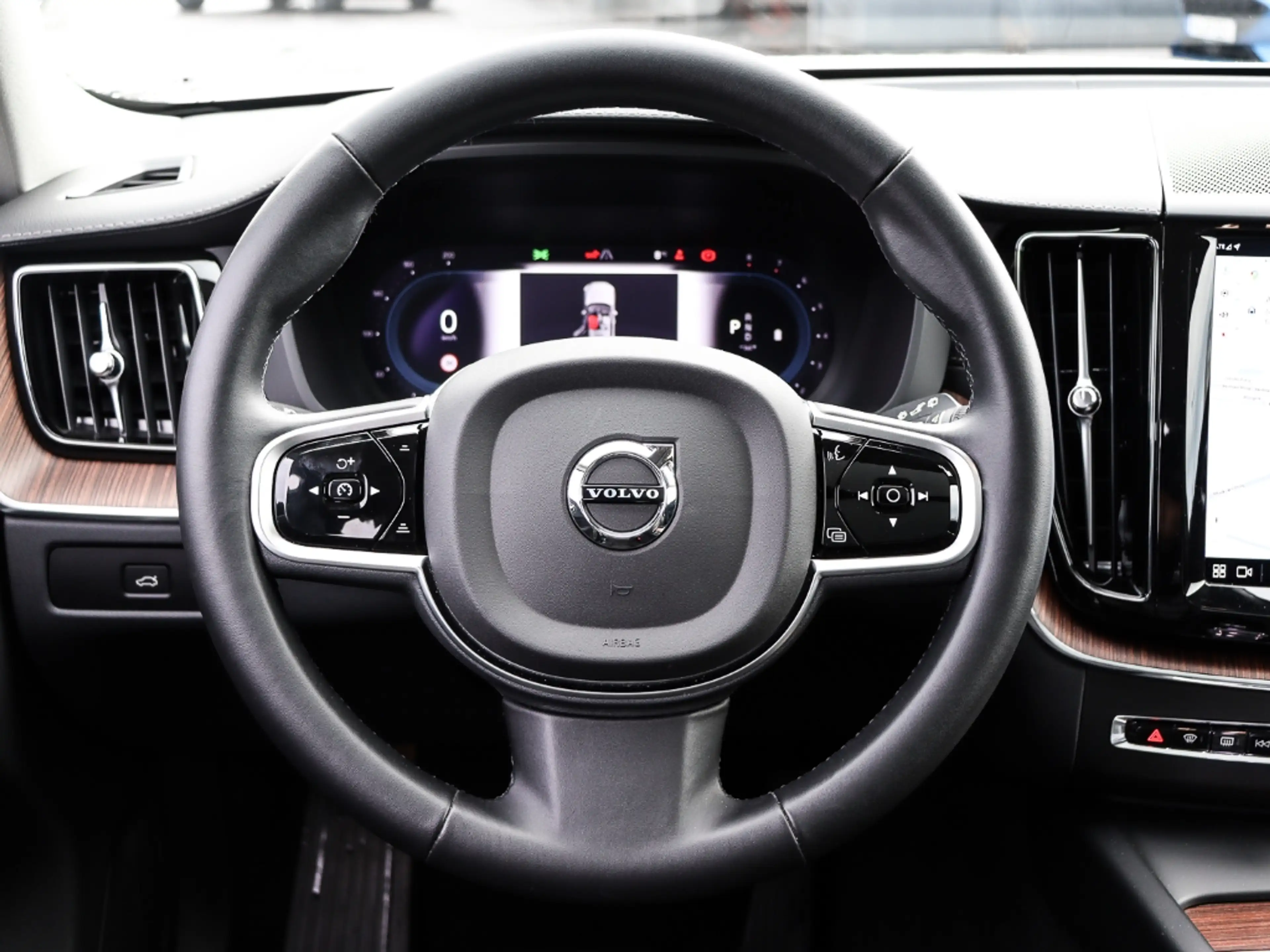 Volvo XC60 B5 Benzin Ultimate Dark AWD AHK Memory Sitze Sound — photo 6