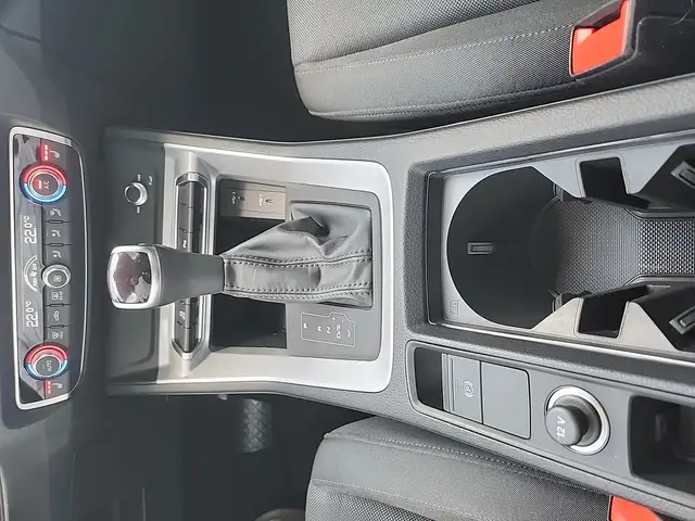 Audi Q3 view 18