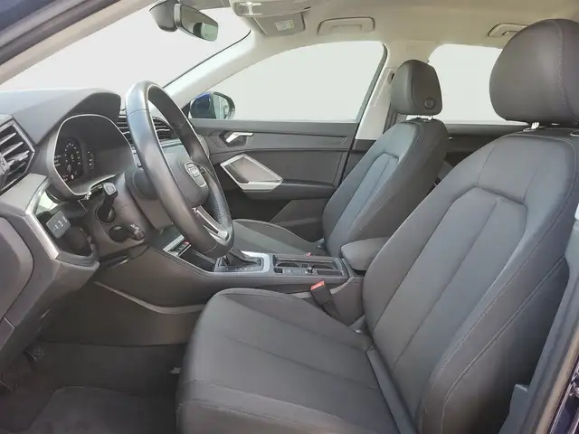 Audi Q3 view 8