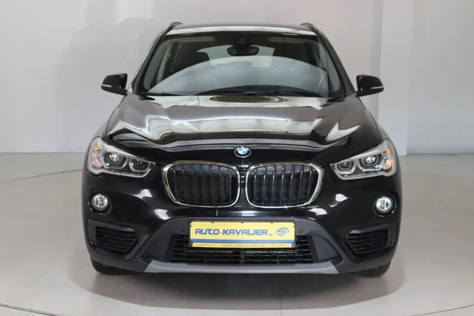 BMW X1 xDrive18d * LED * Navi * RFK Zwart - 2