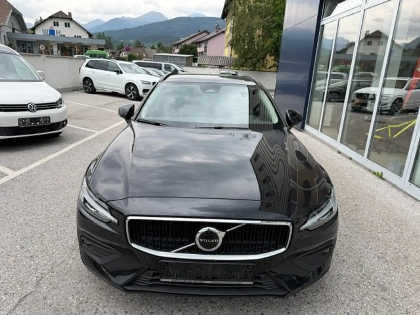 Volvo V60 Core B4 Mild Hybrid Benzin *EZ:11/2025*14.500m* Schwarz - 2