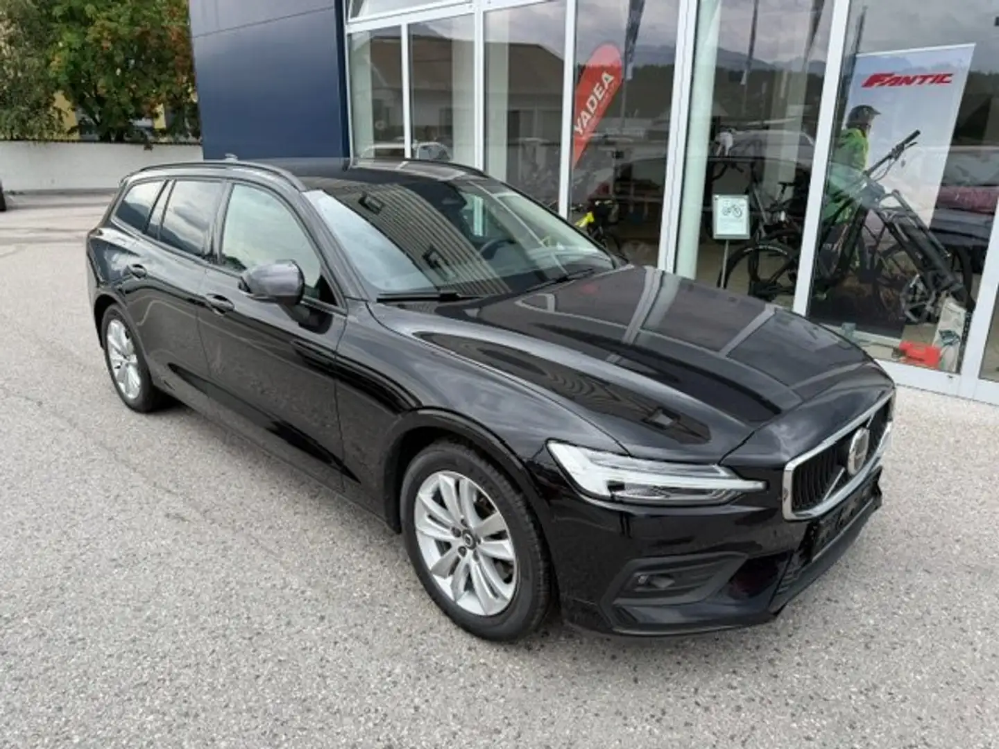 Volvo V60 Core B4 Mild Hybrid Benzin *EZ:11/2025*14.500m* Schwarz - 1