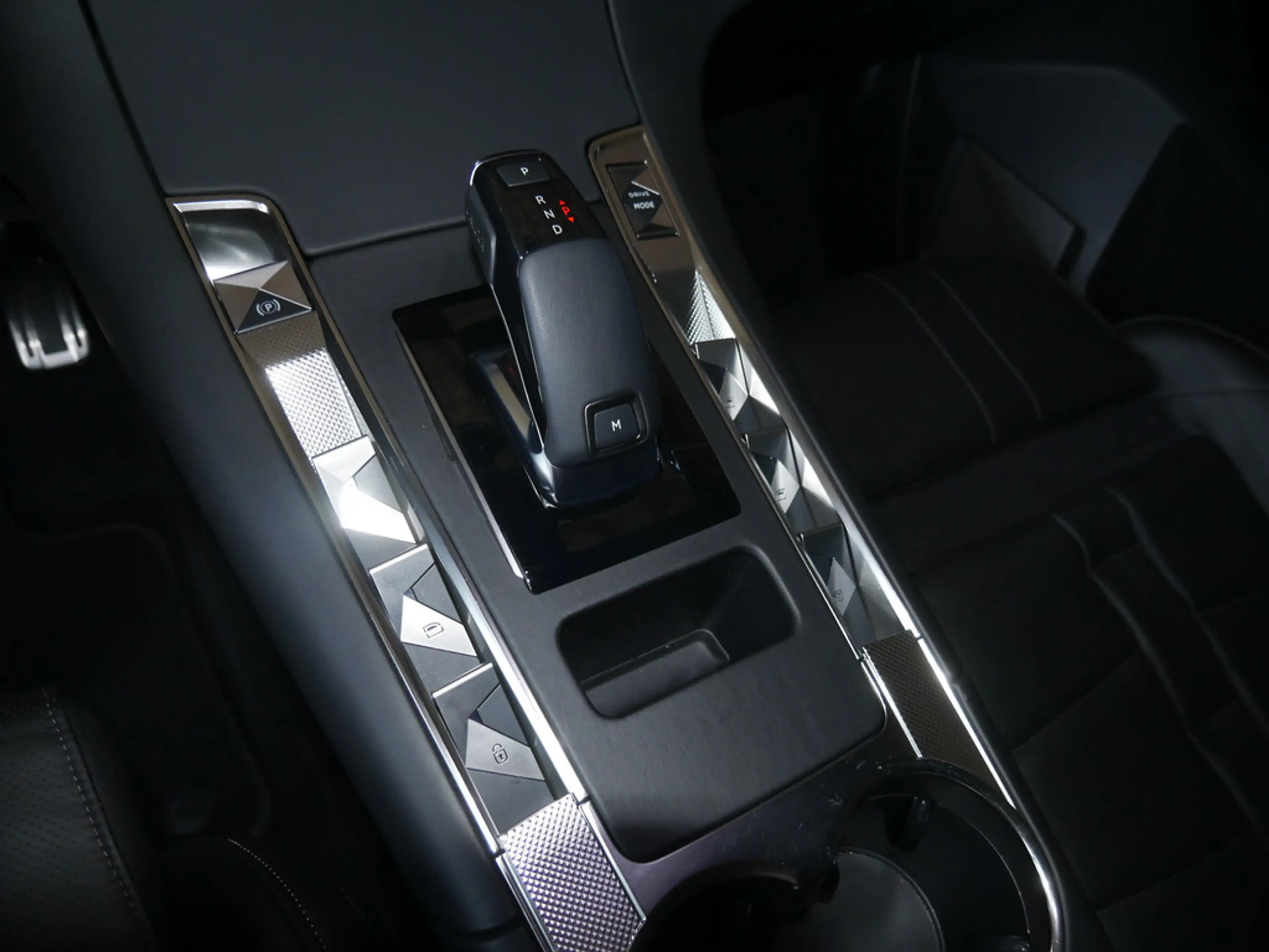 DS Automobiles DS 7 Crossback Opera BlueHDi 130 ACC LED PANO — photo 12